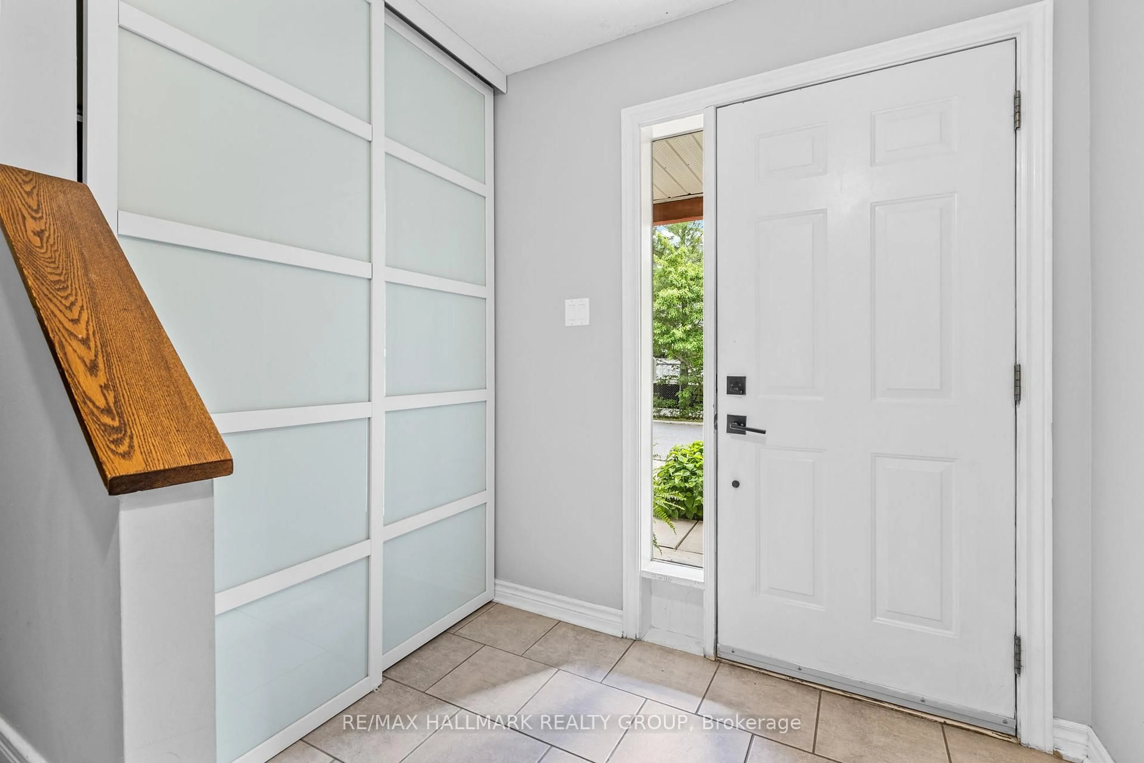 Indoor entryway for 125 Arcola Private, Ottawa Ontario K1K 4W9