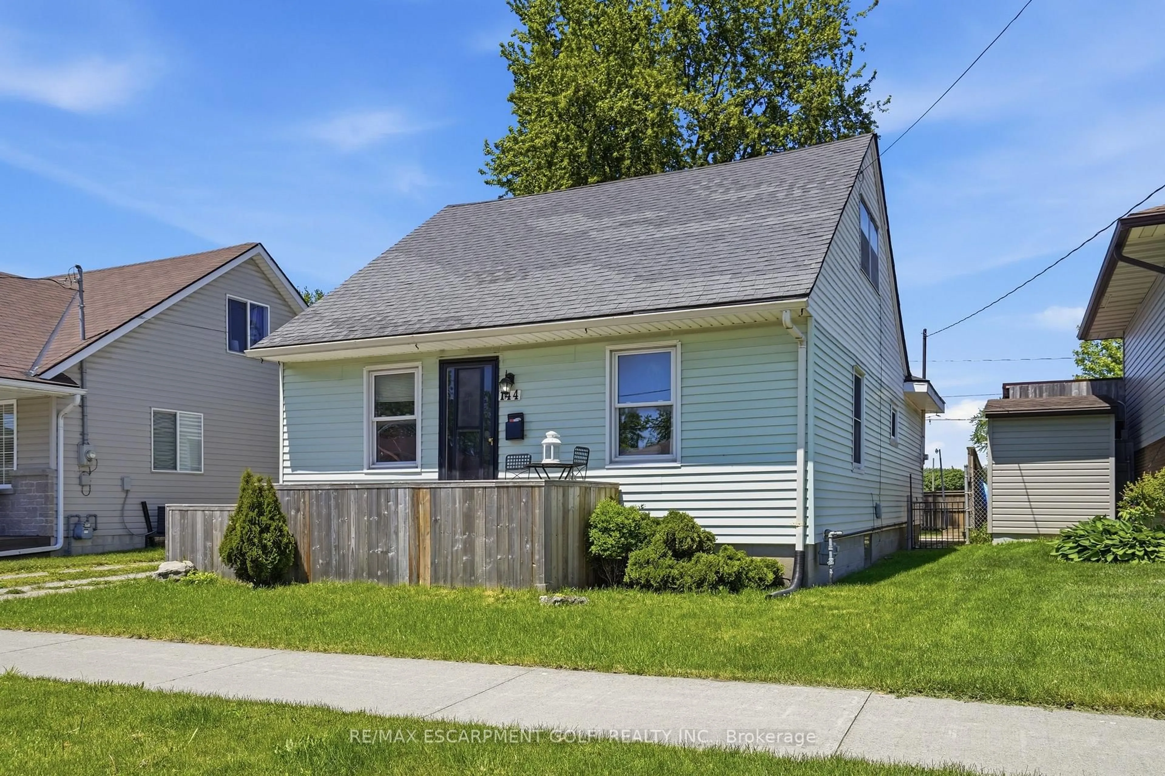 Home with vinyl exterior material, street for 144 Catherine St, Fort Erie Ontario L2A 2J2