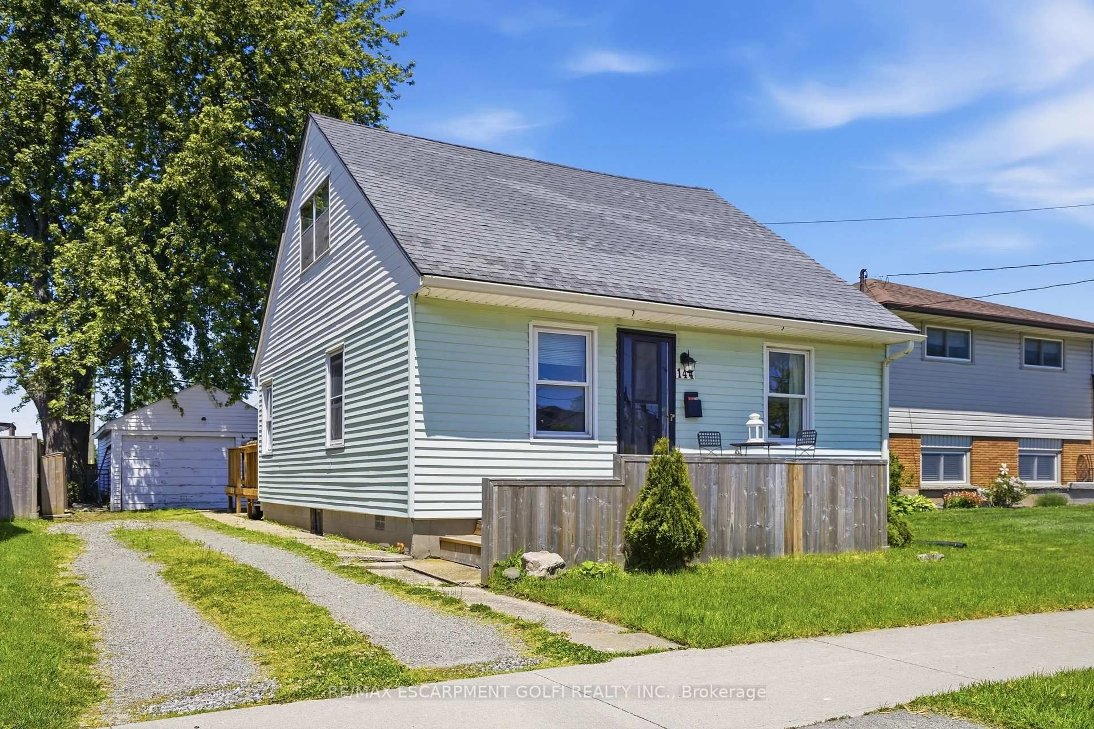 Home with vinyl exterior material, street for 144 Catherine St, Fort Erie Ontario L2A 2J2