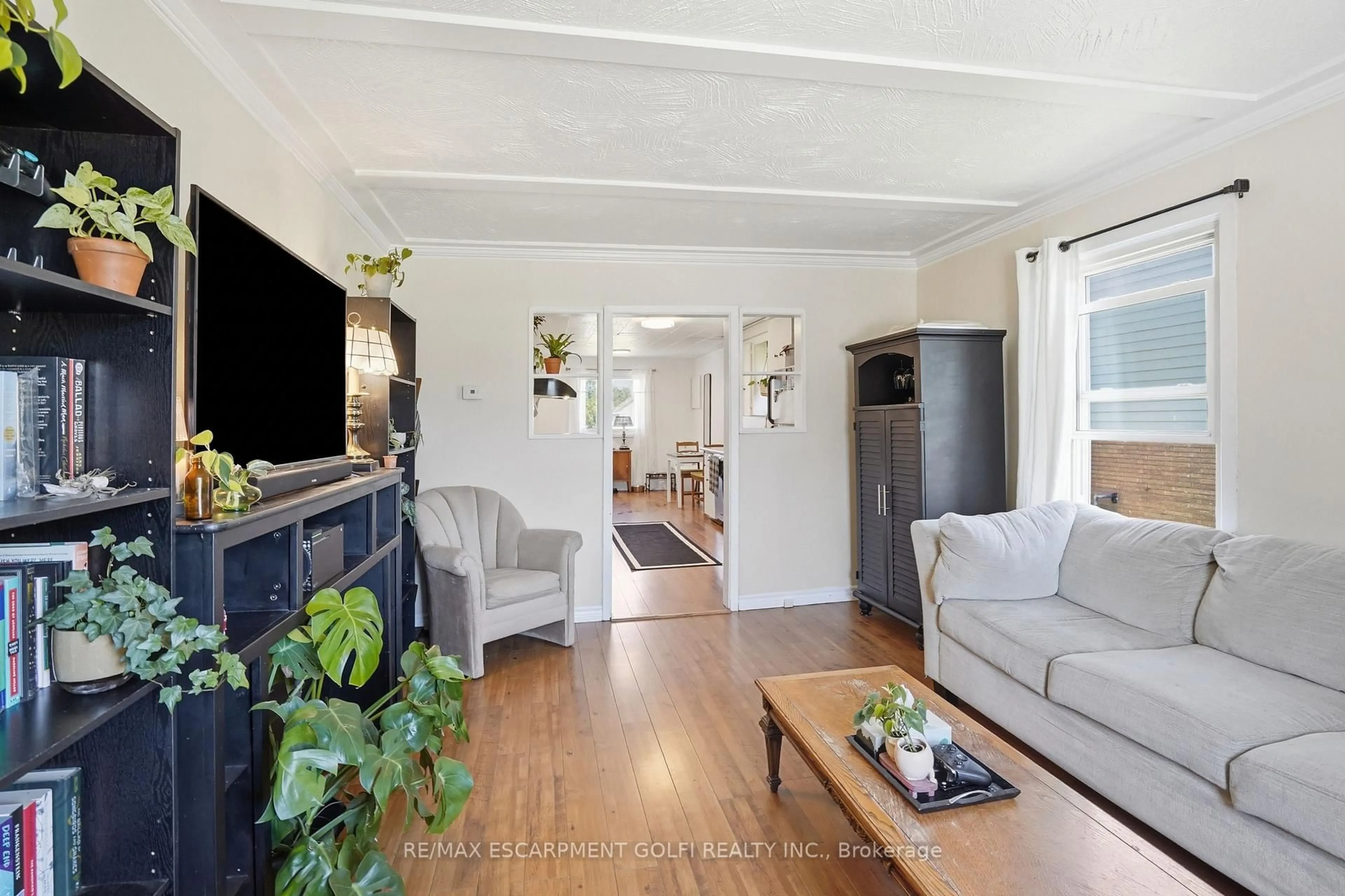 Living room with furniture, wood/laminate floor for 144 Catherine St, Fort Erie Ontario L2A 2J2