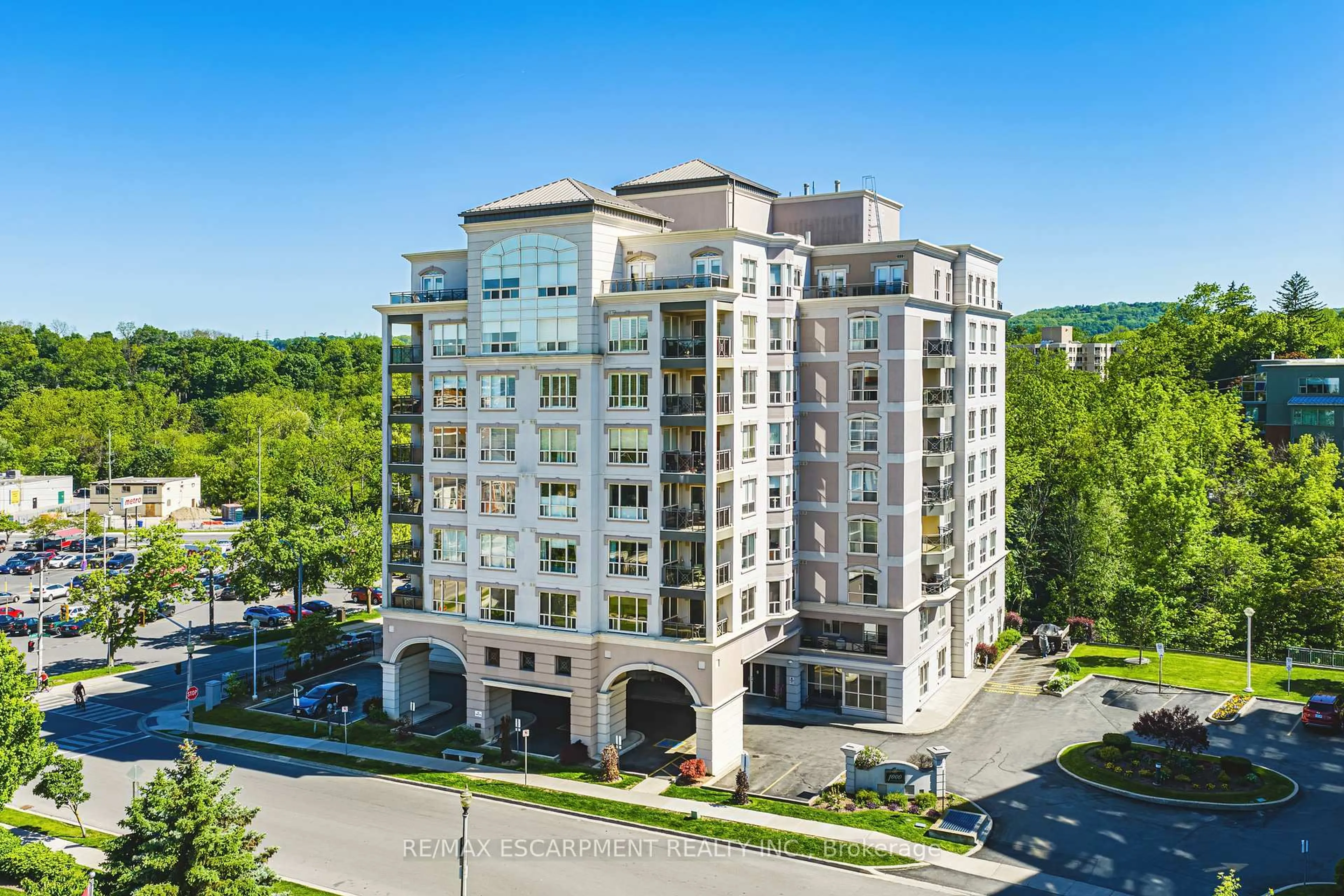 A pic from outside/outdoor area/front of a property/back of a property/a pic from drone, building for 1000 Creekside Dr #204, Hamilton Ontario L9H 7S6
