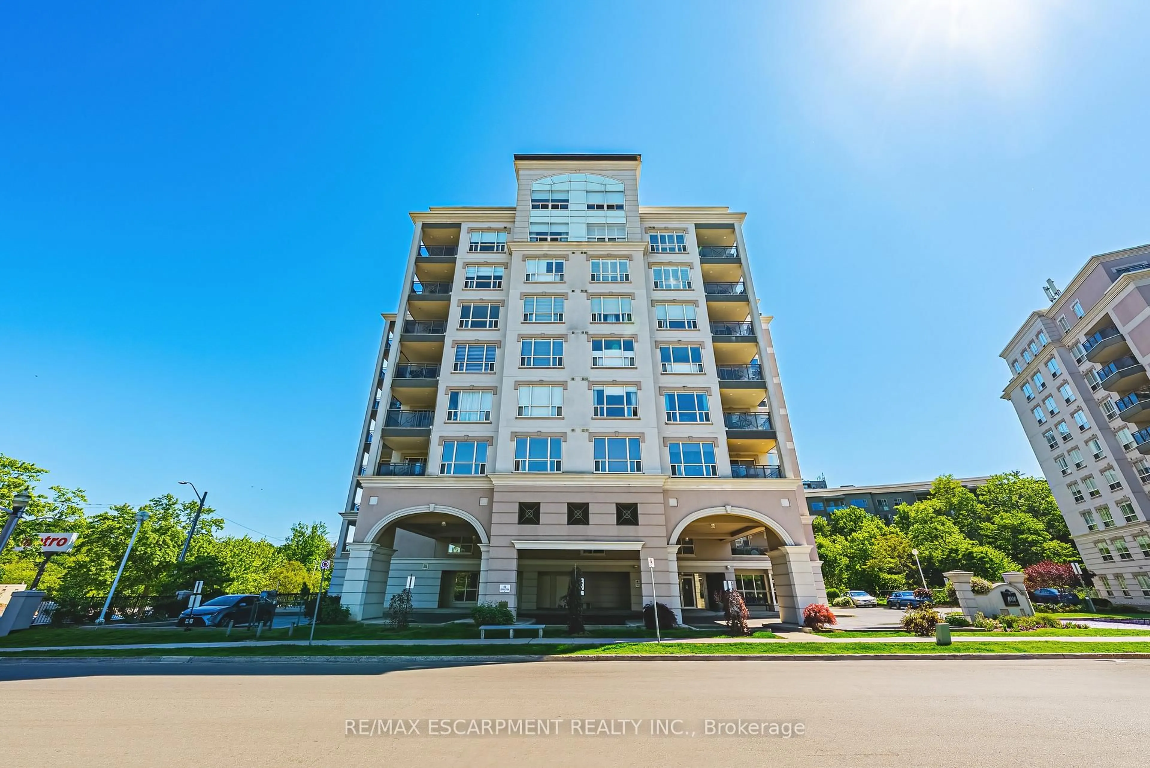Indoor foyer for 1000 Creekside Dr #204, Hamilton Ontario L9H 7S6