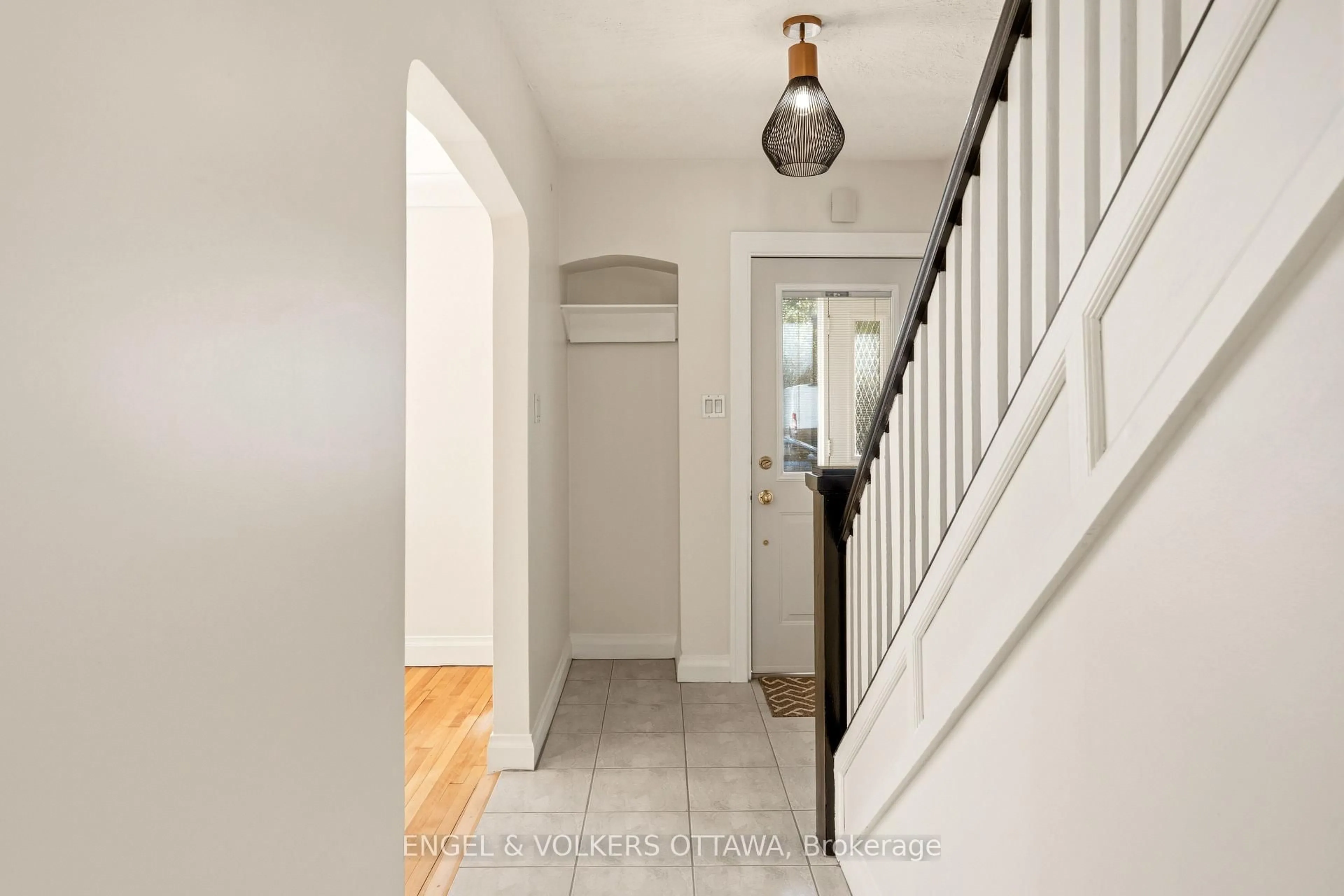 Indoor entryway for 392 Piccadilly Ave, Ottawa Ontario K1Y 0H4