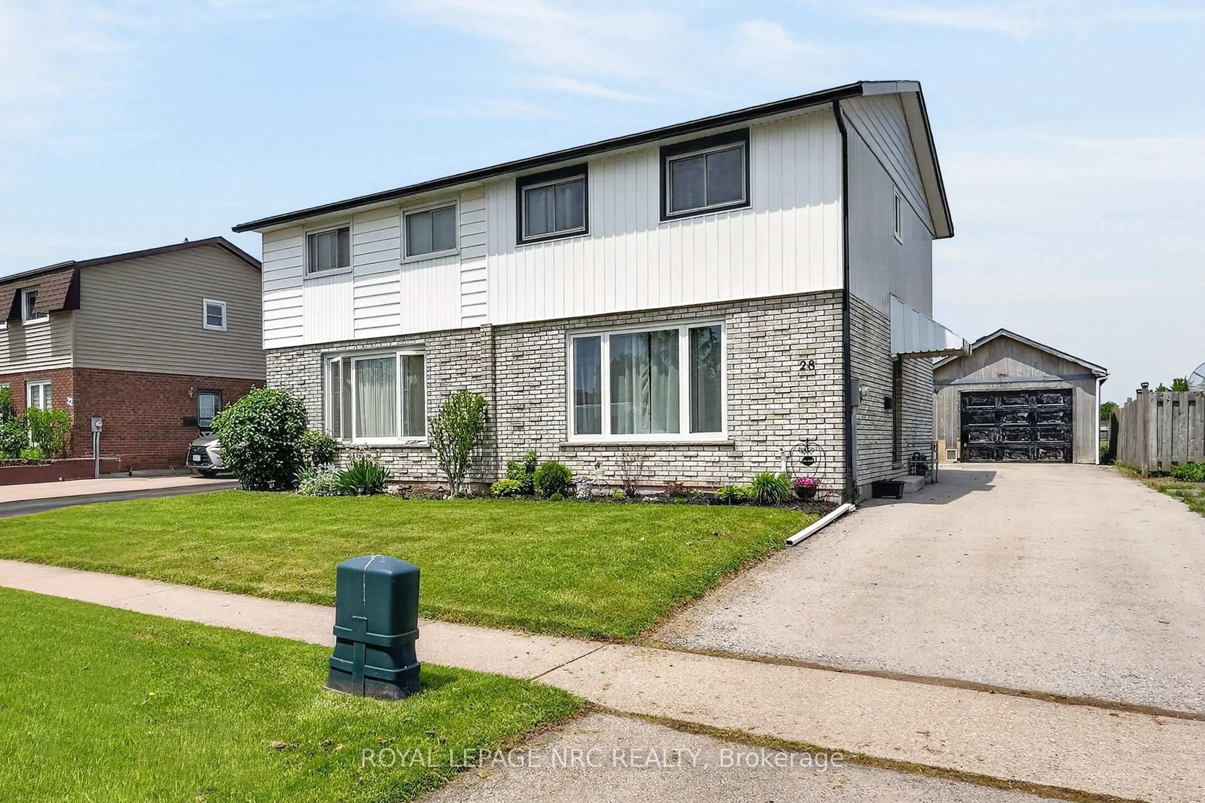 Home with vinyl exterior material, street for 28 Chantal Crt, Welland Ontario L3B 5V3