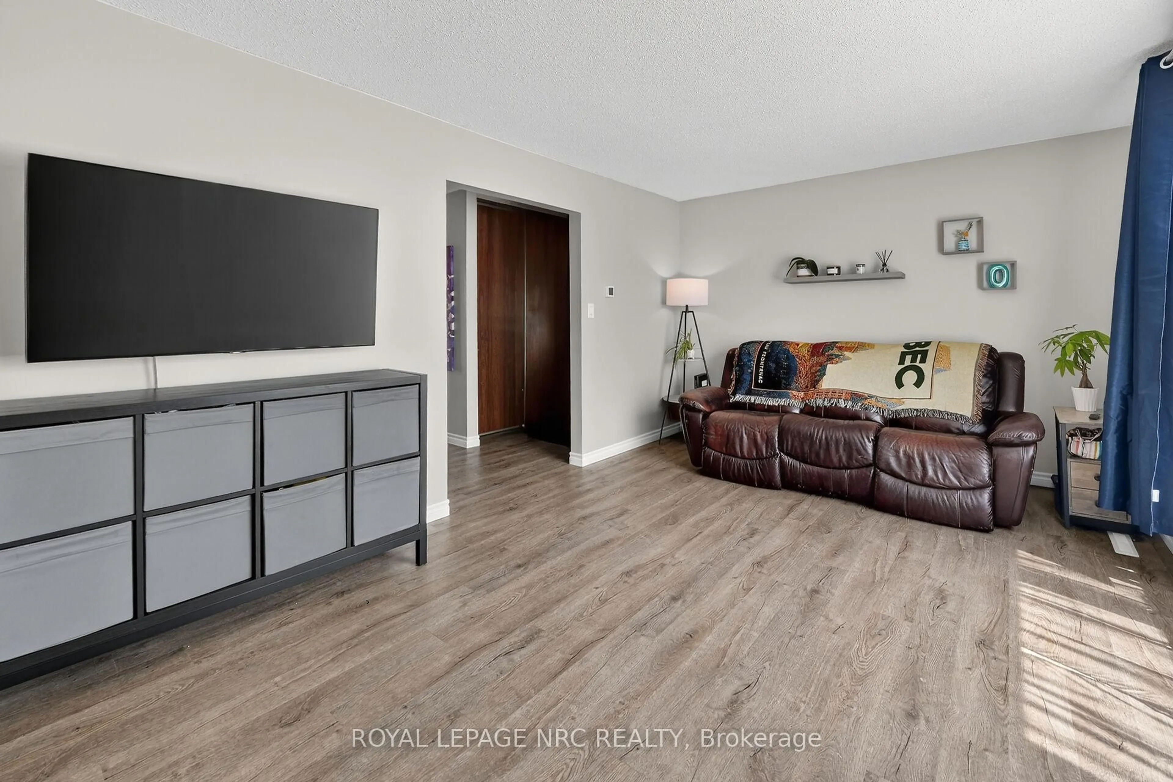 Living room with furniture, wood/laminate floor for 28 Chantal Crt, Welland Ontario L3B 5V3