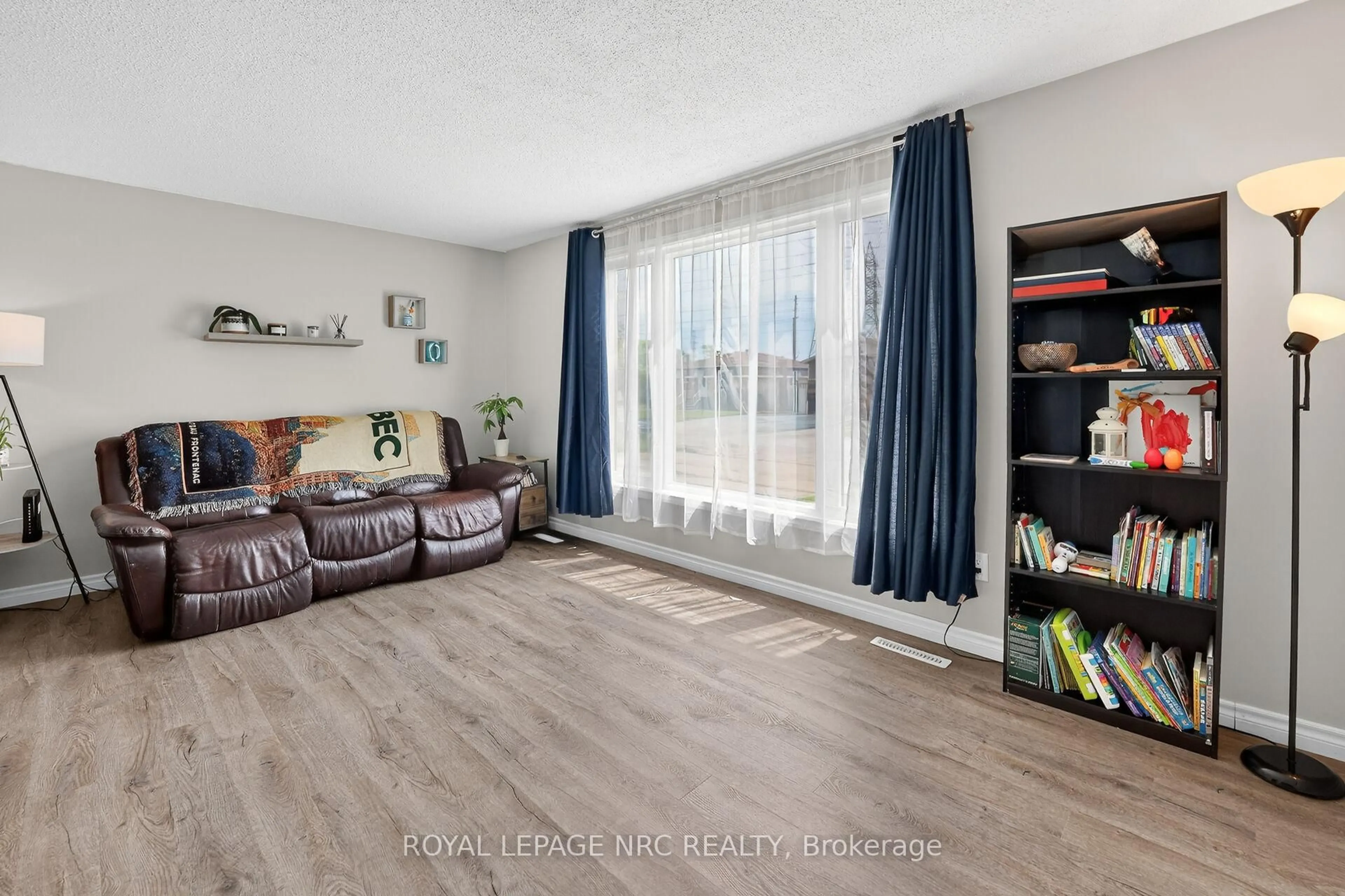 Living room with furniture, wood/laminate floor for 28 Chantal Crt, Welland Ontario L3B 5V3