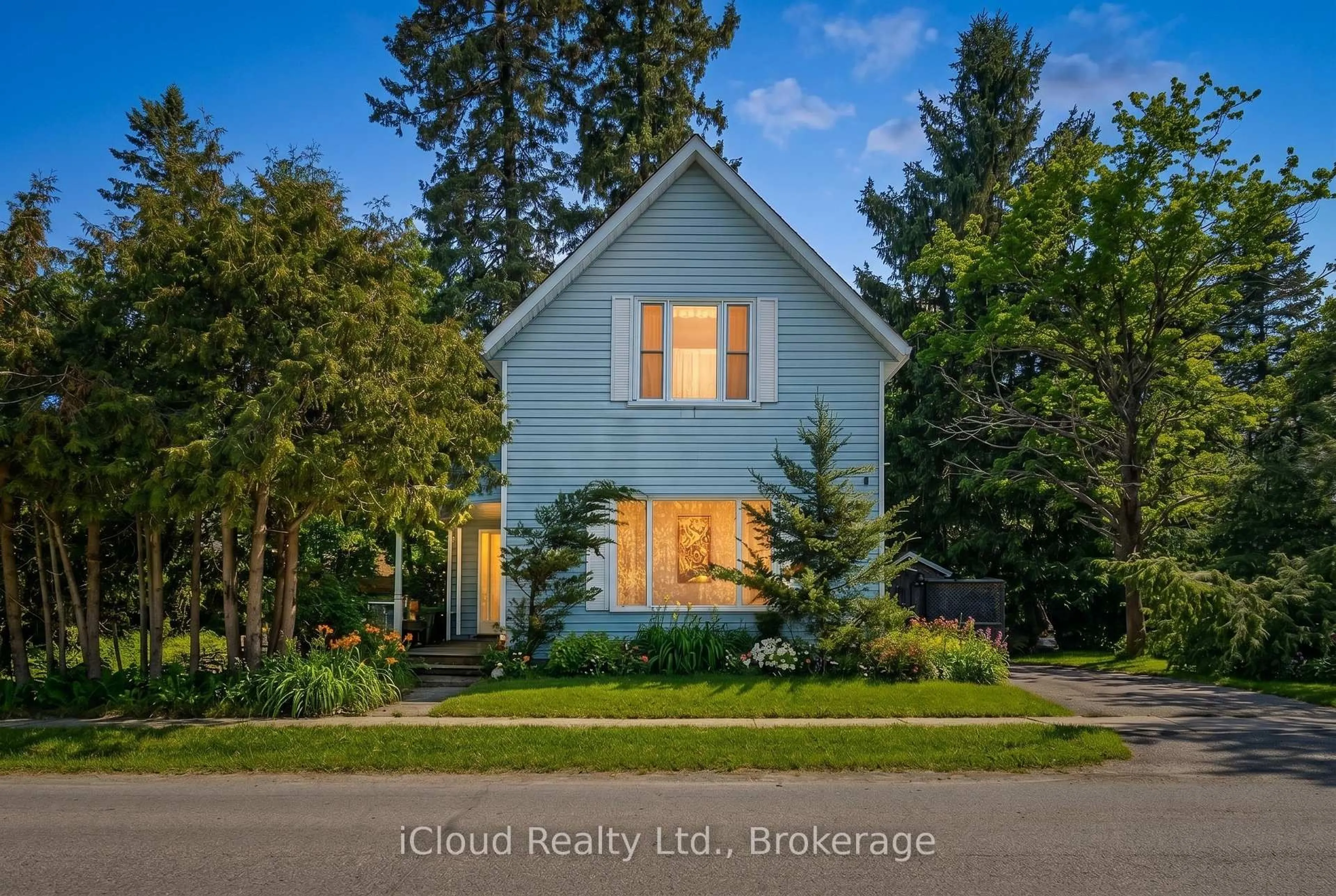 A pic from outside/outdoor area/front of a property/back of a property/a pic from drone, street for 316 Gordon St, Shelburne Ontario L0N 1S1