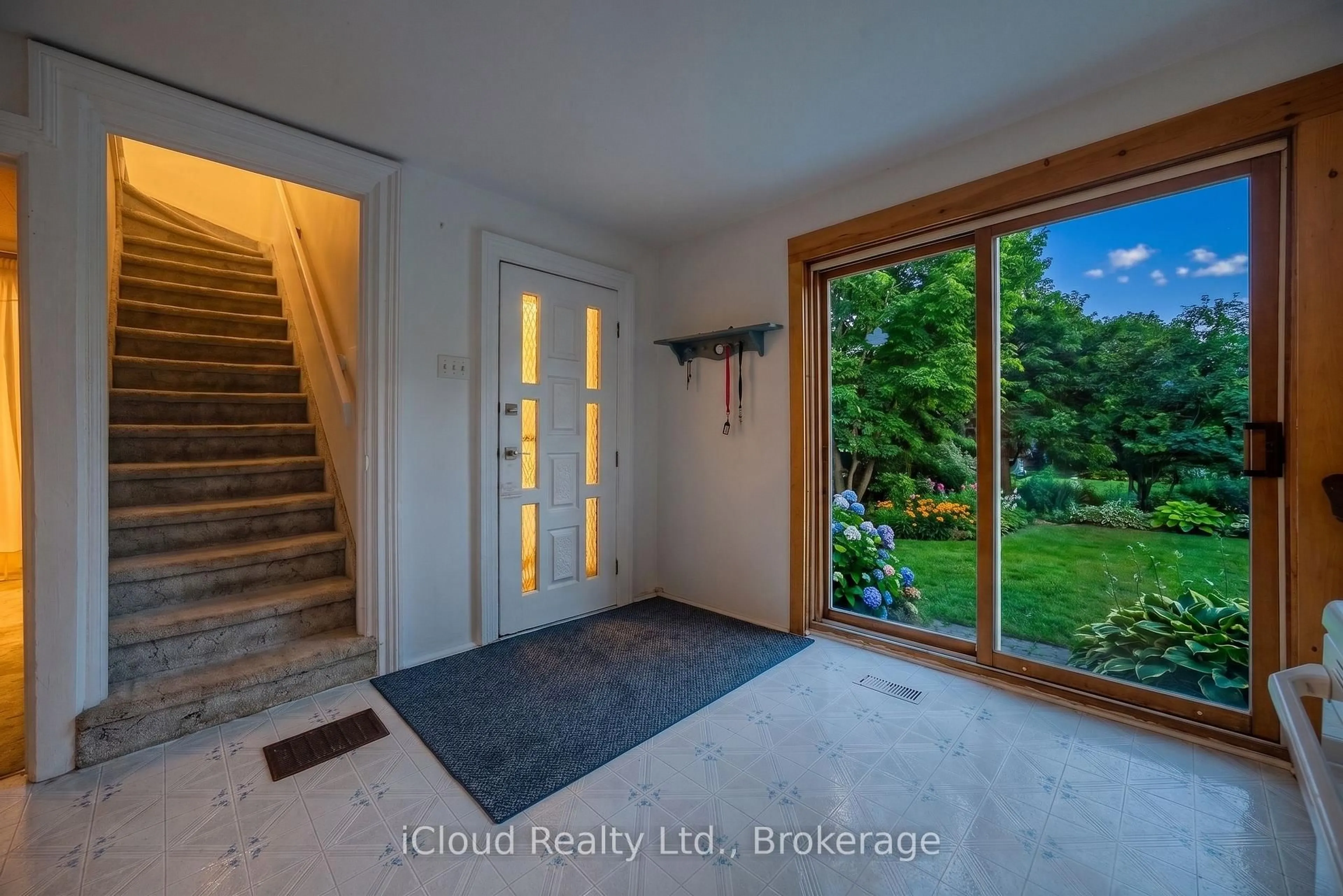 Indoor entryway for 316 Gordon St, Shelburne Ontario L0N 1S1