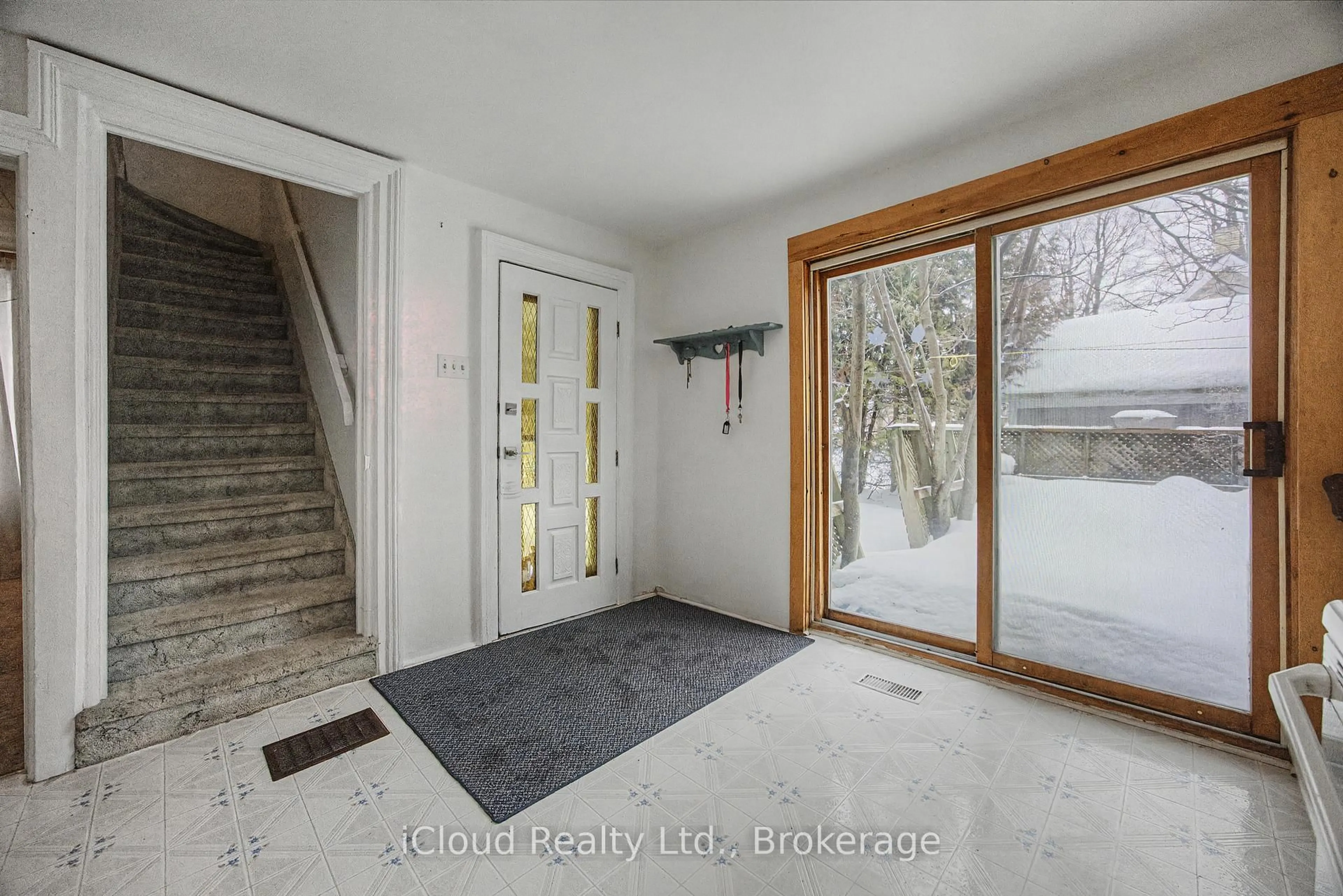 Indoor entryway for 316 Gordon St, Shelburne Ontario L0N 1S1