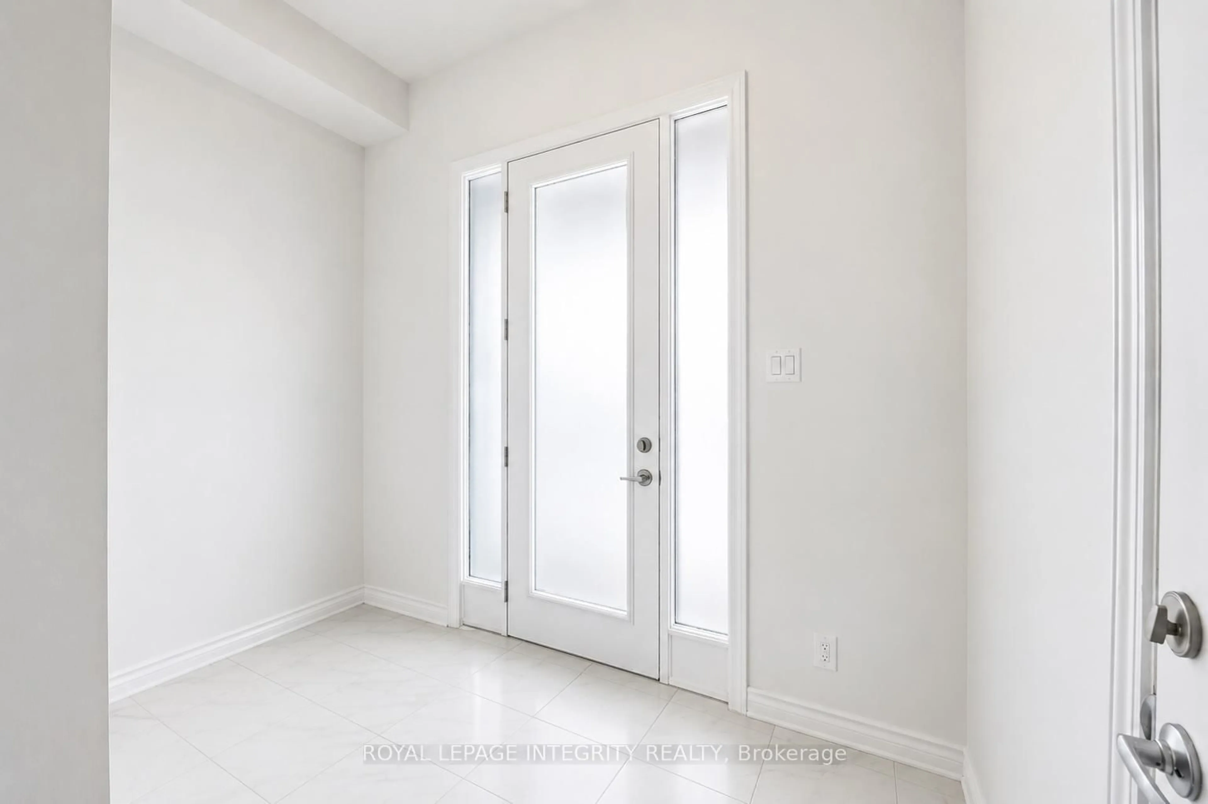 Indoor entryway for 36 Jargeau Rd, Ottawa Ontario K1W 0S7