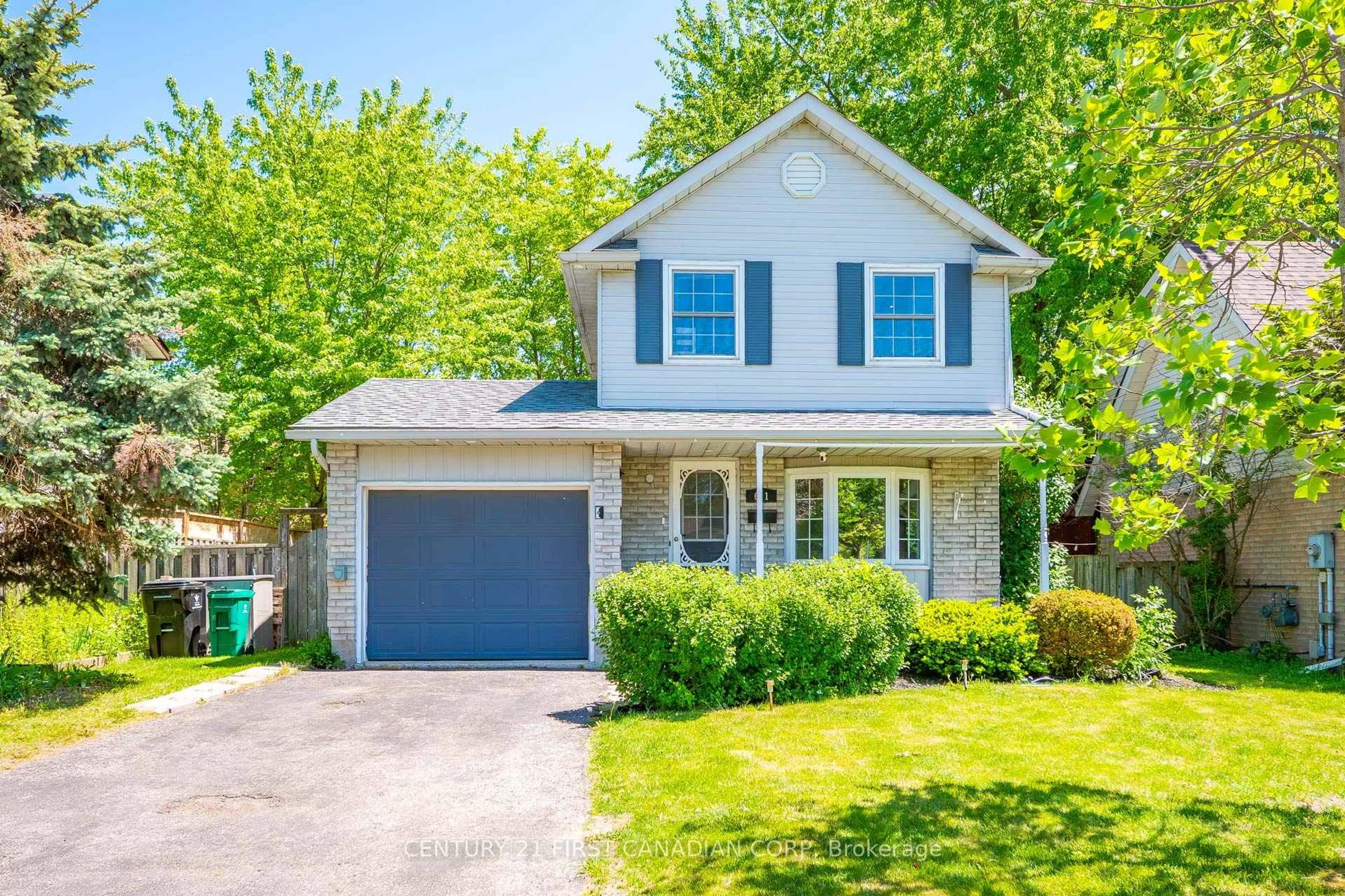 Home with vinyl exterior material, street for 611 Preston Pkwy, Cambridge Ontario N3H 5J9