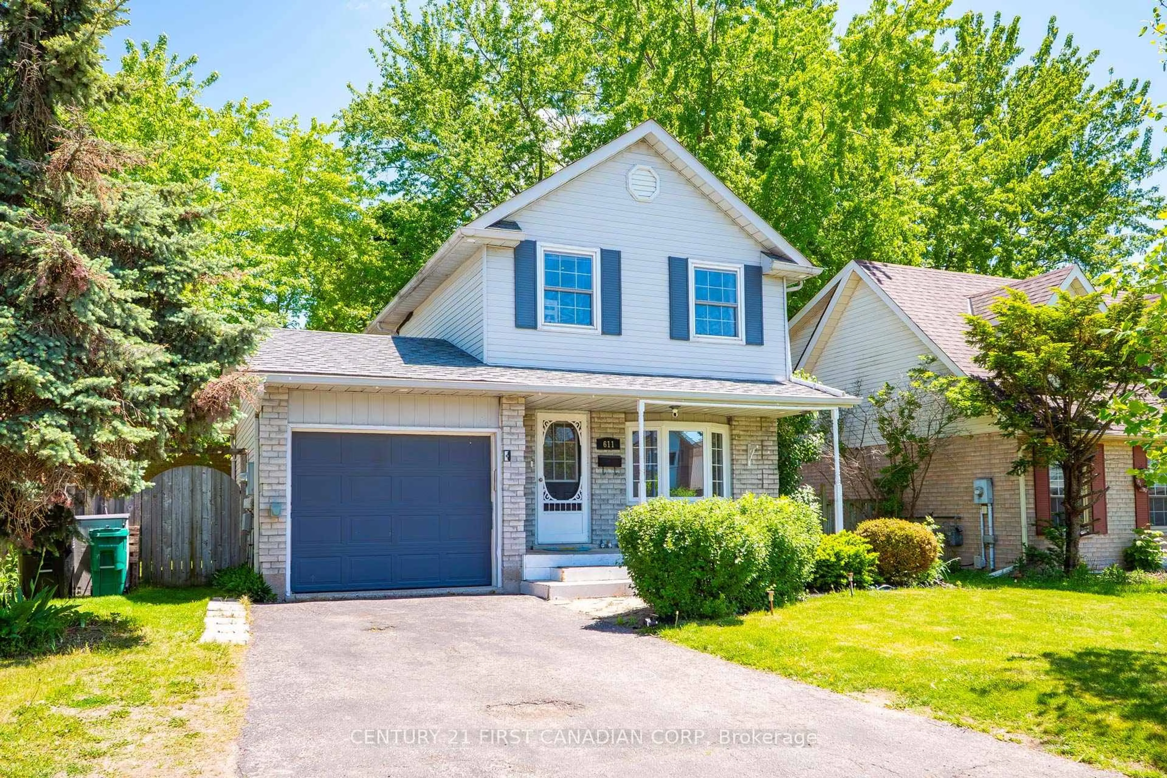 Home with vinyl exterior material, street for 611 Preston Pkwy, Cambridge Ontario N3H 5J9