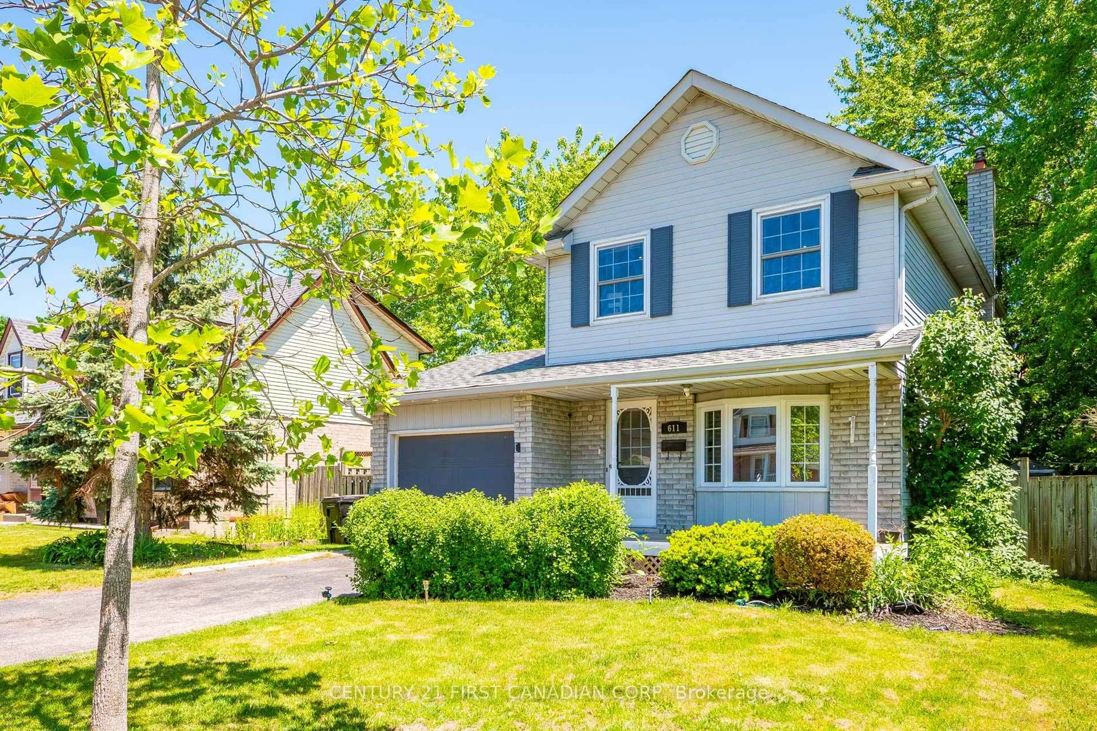 Home with vinyl exterior material, street for 611 Preston Pkwy, Cambridge Ontario N3H 5J9