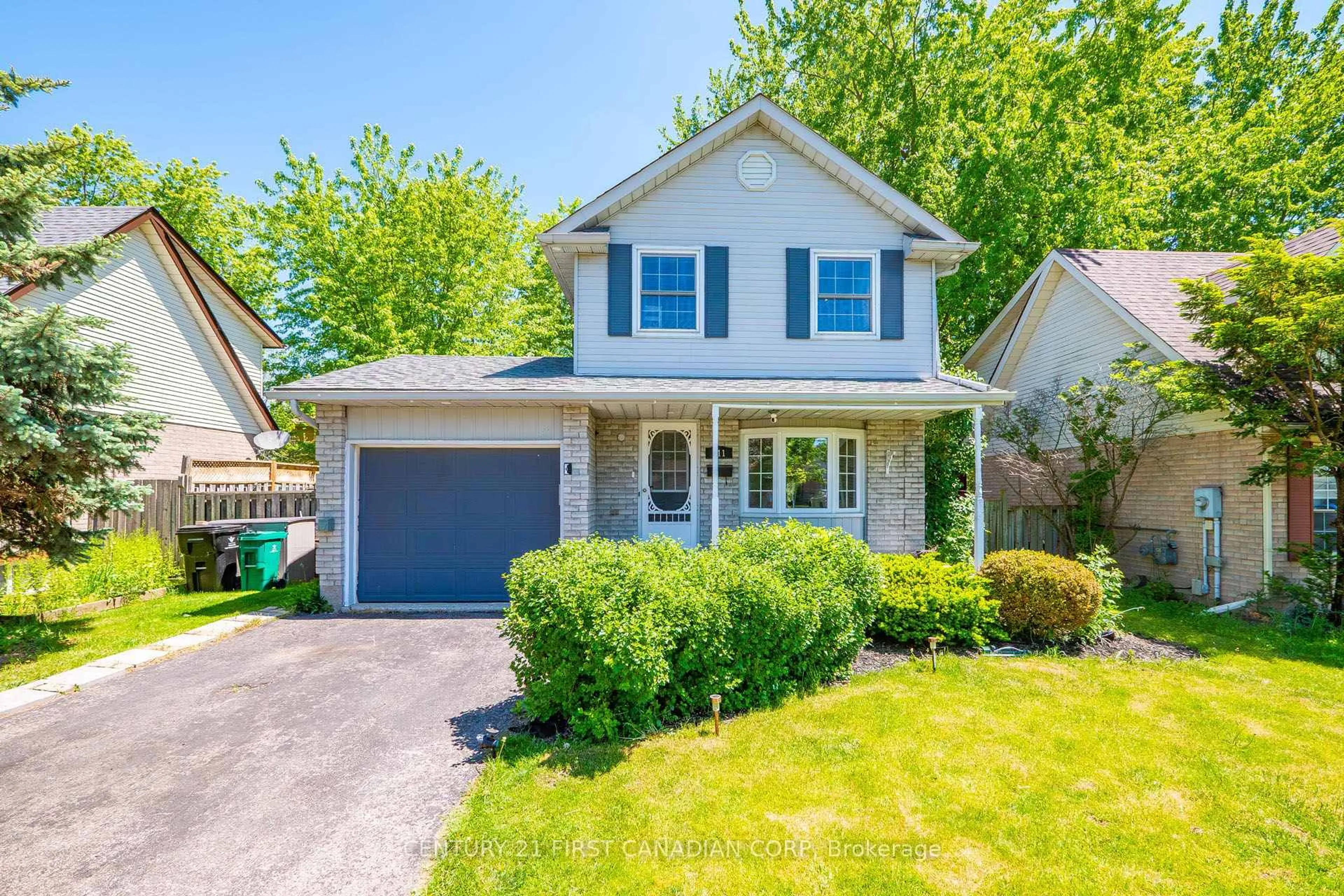 Home with vinyl exterior material, street for 611 Preston Pkwy, Cambridge Ontario N3H 5J9