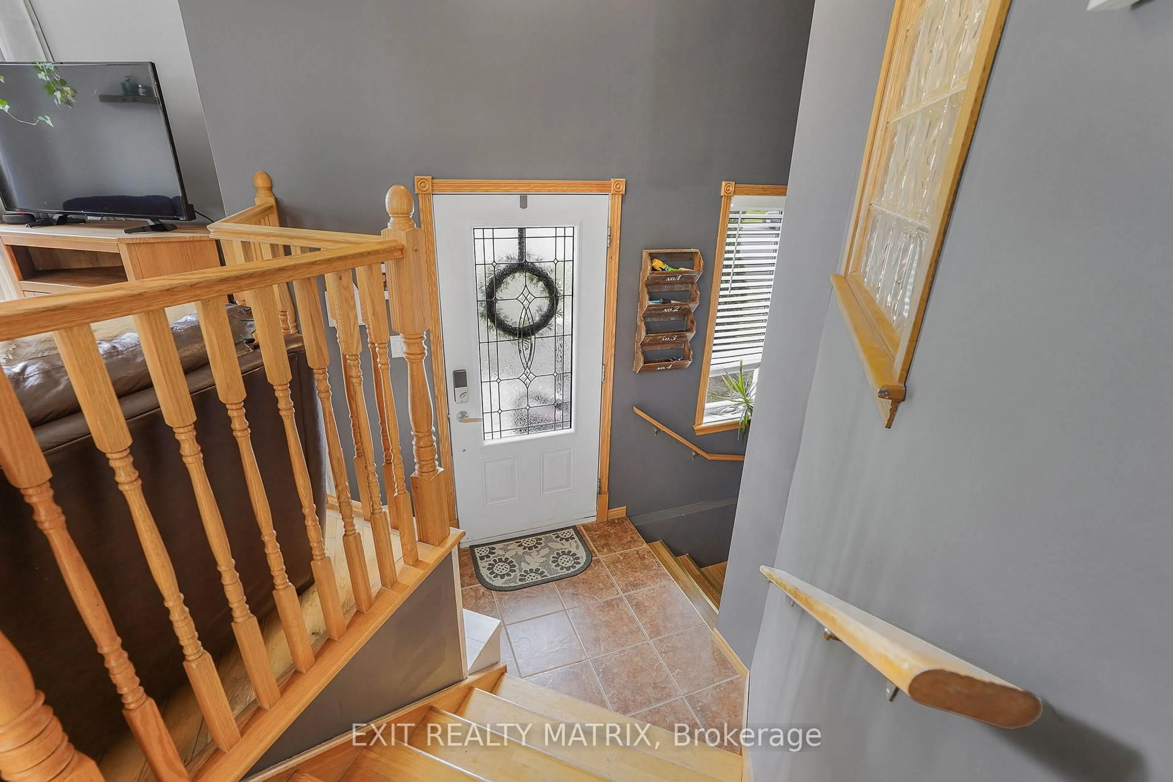 Indoor entryway for 90 Richard St, Alfred and Plantagenet Ontario K0B 1A0
