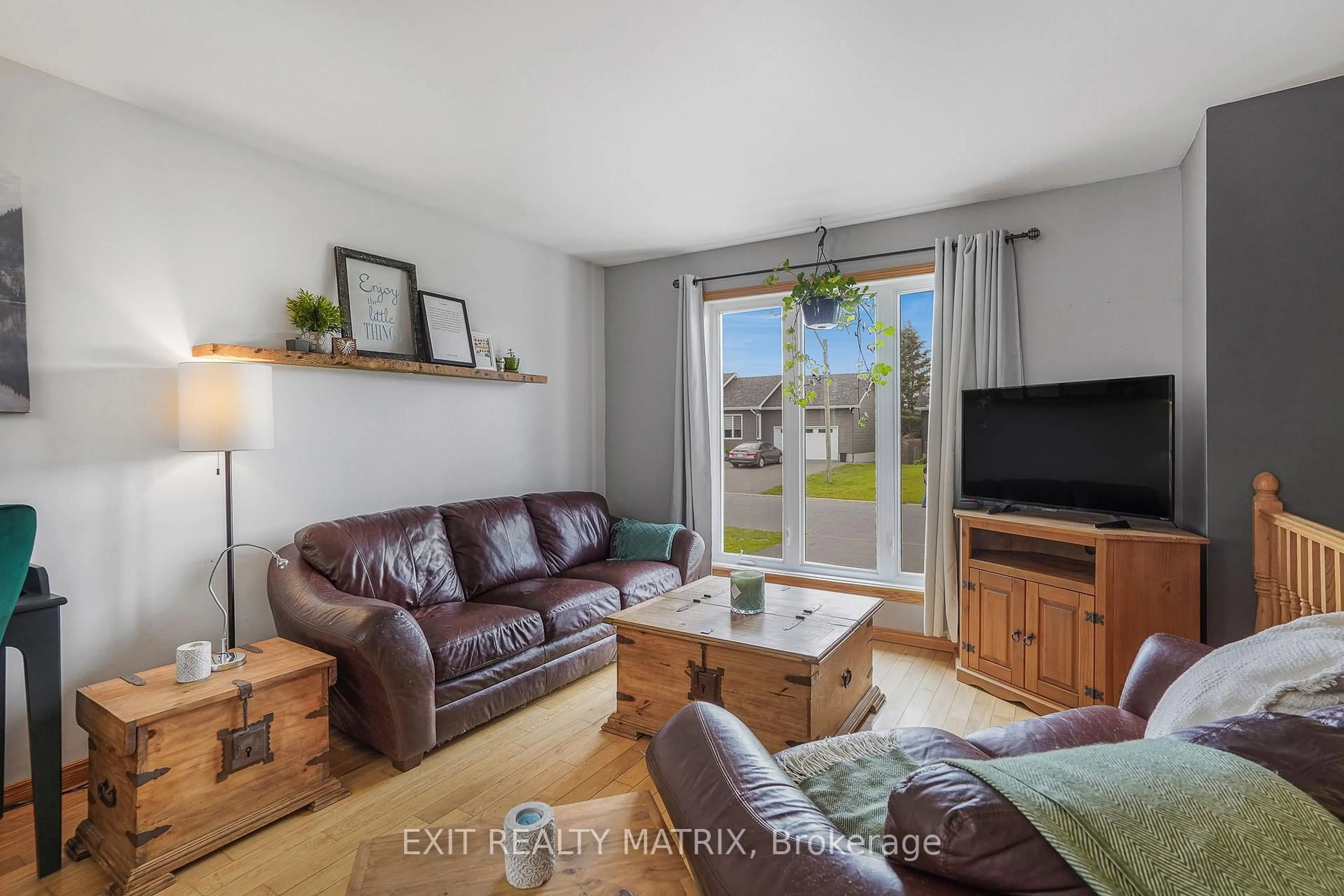 Living room with furniture, unknown for 90 Richard St, Alfred and Plantagenet Ontario K0B 1A0