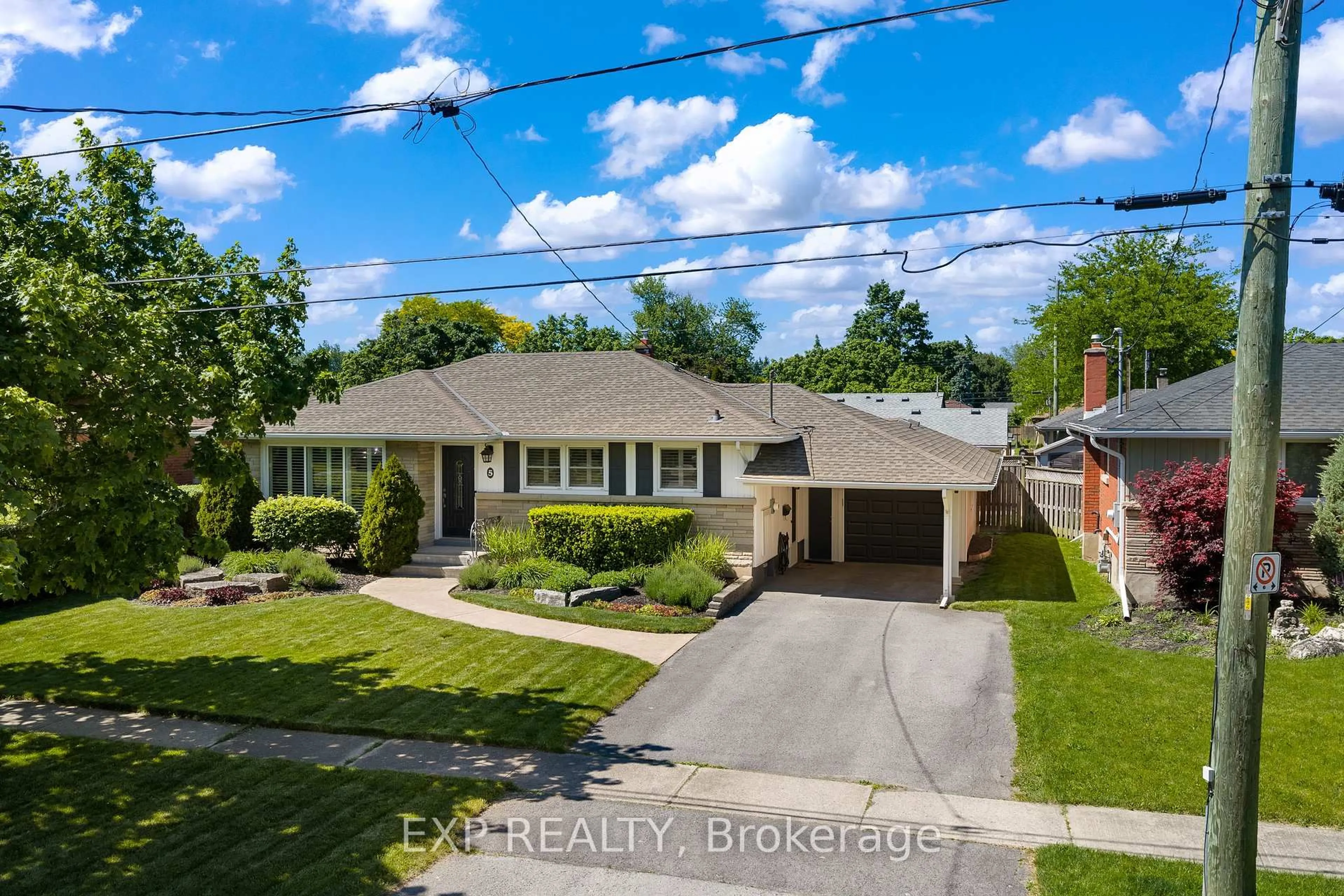 A pic from outside/outdoor area/front of a property/back of a property/a pic from drone, street for 5 Dunraven Ave, St. Catharines Ontario L2M 6A6
