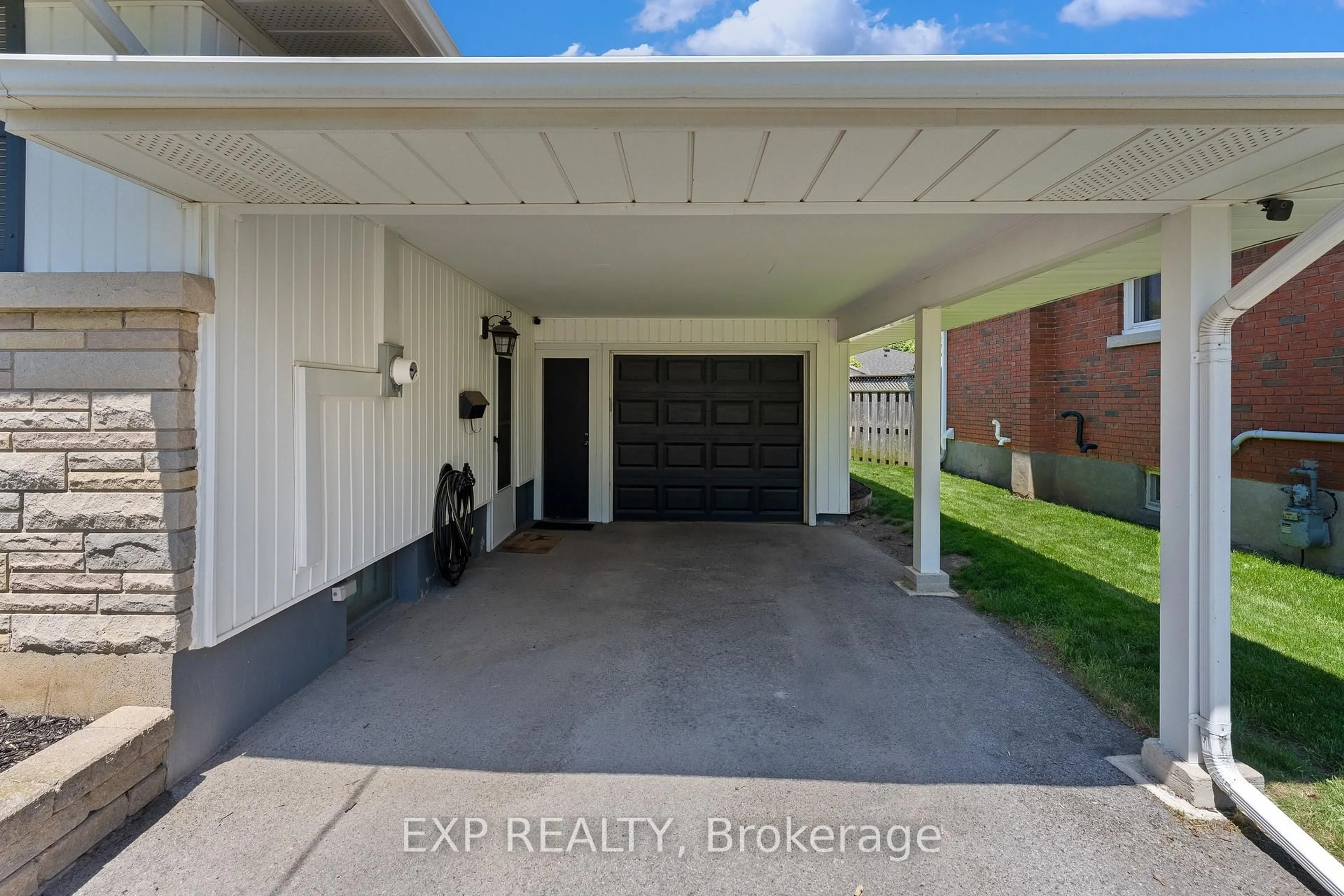 Indoor garage for 5 Dunraven Ave, St. Catharines Ontario L2M 6A6