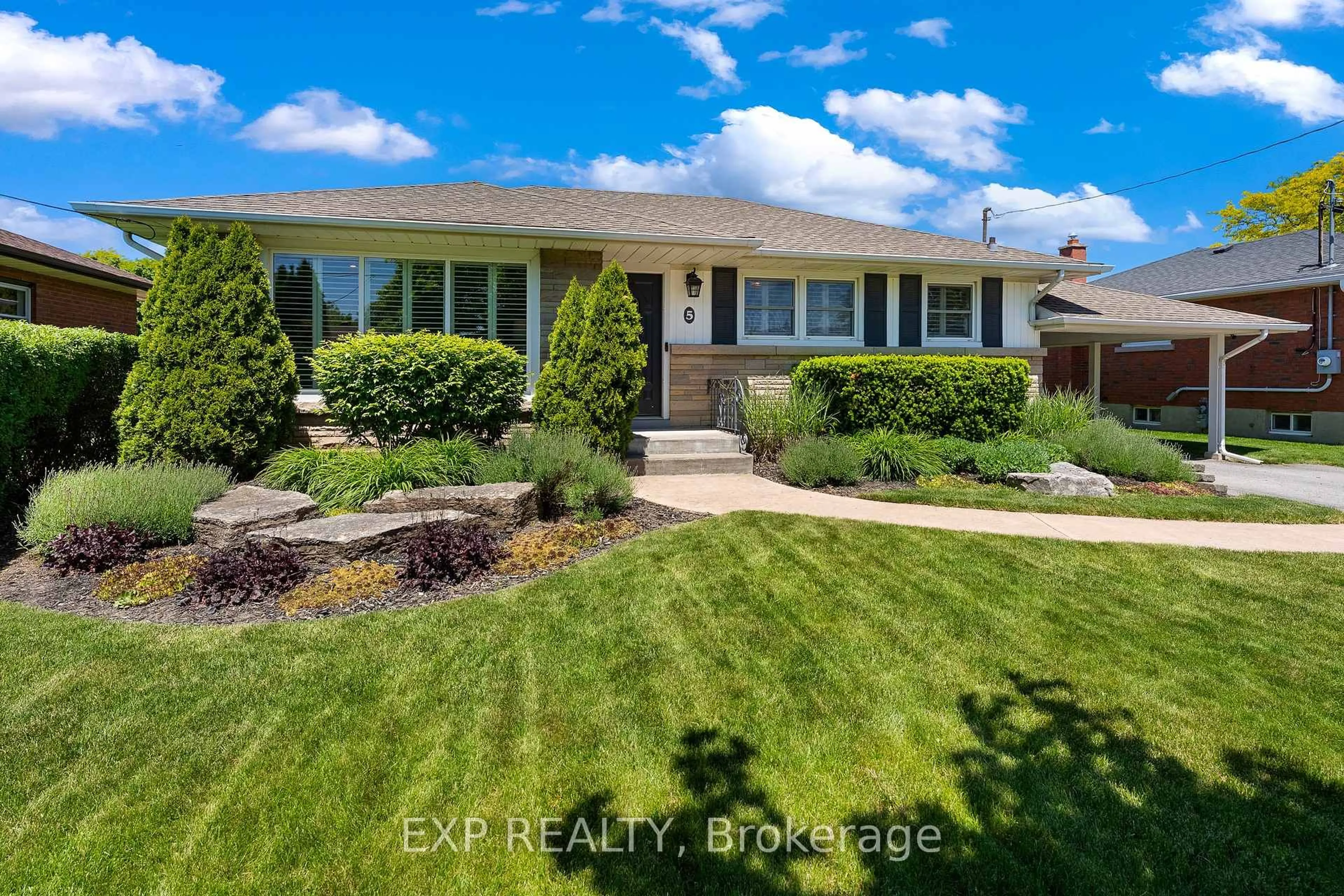 Home with vinyl exterior material, street for 5 Dunraven Ave, St. Catharines Ontario L2M 6A6