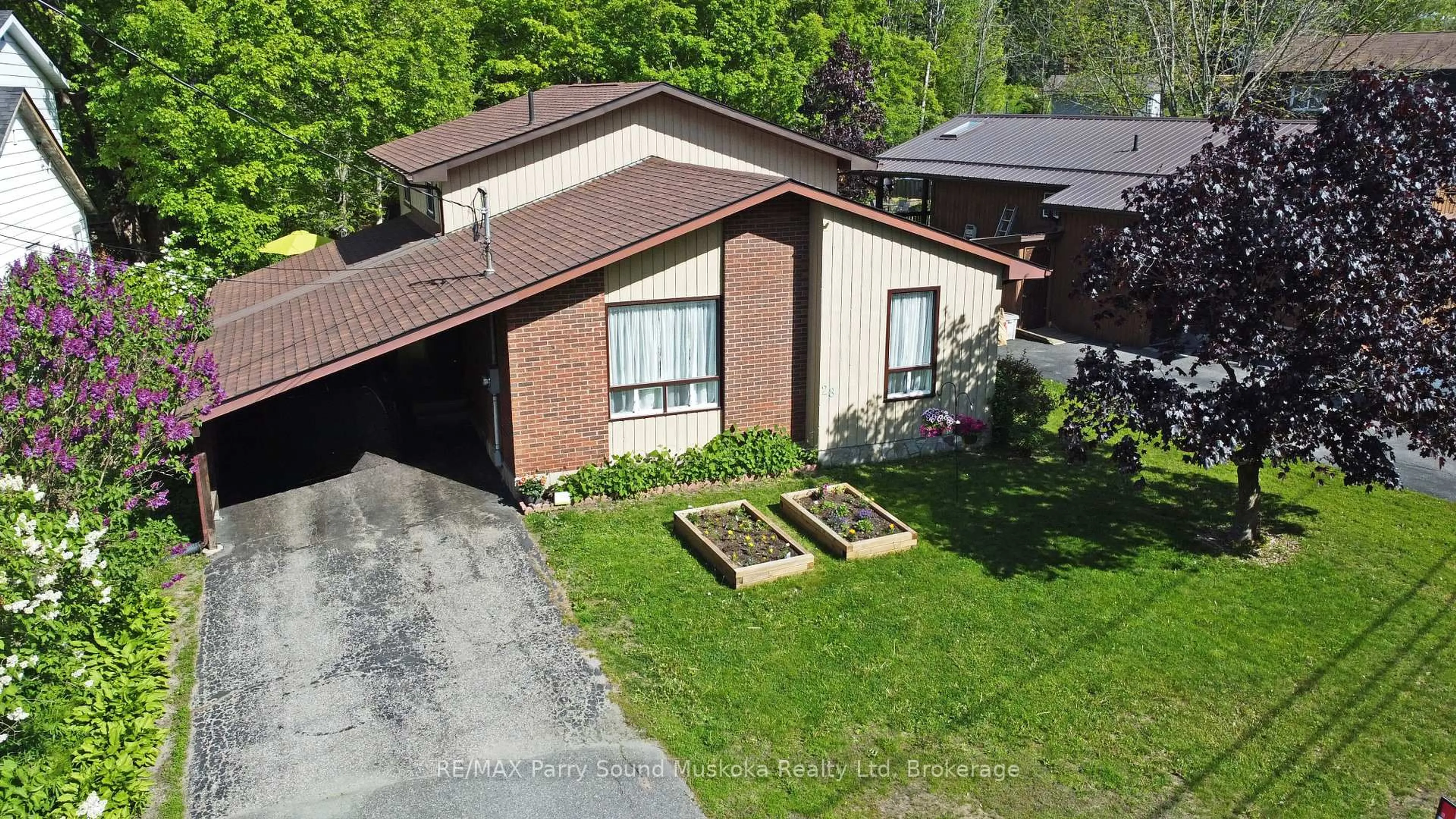 A pic from outside/outdoor area/front of a property/back of a property/a pic from drone, street for 28 FOREST St, Parry Sound Ontario P2A 2P9
