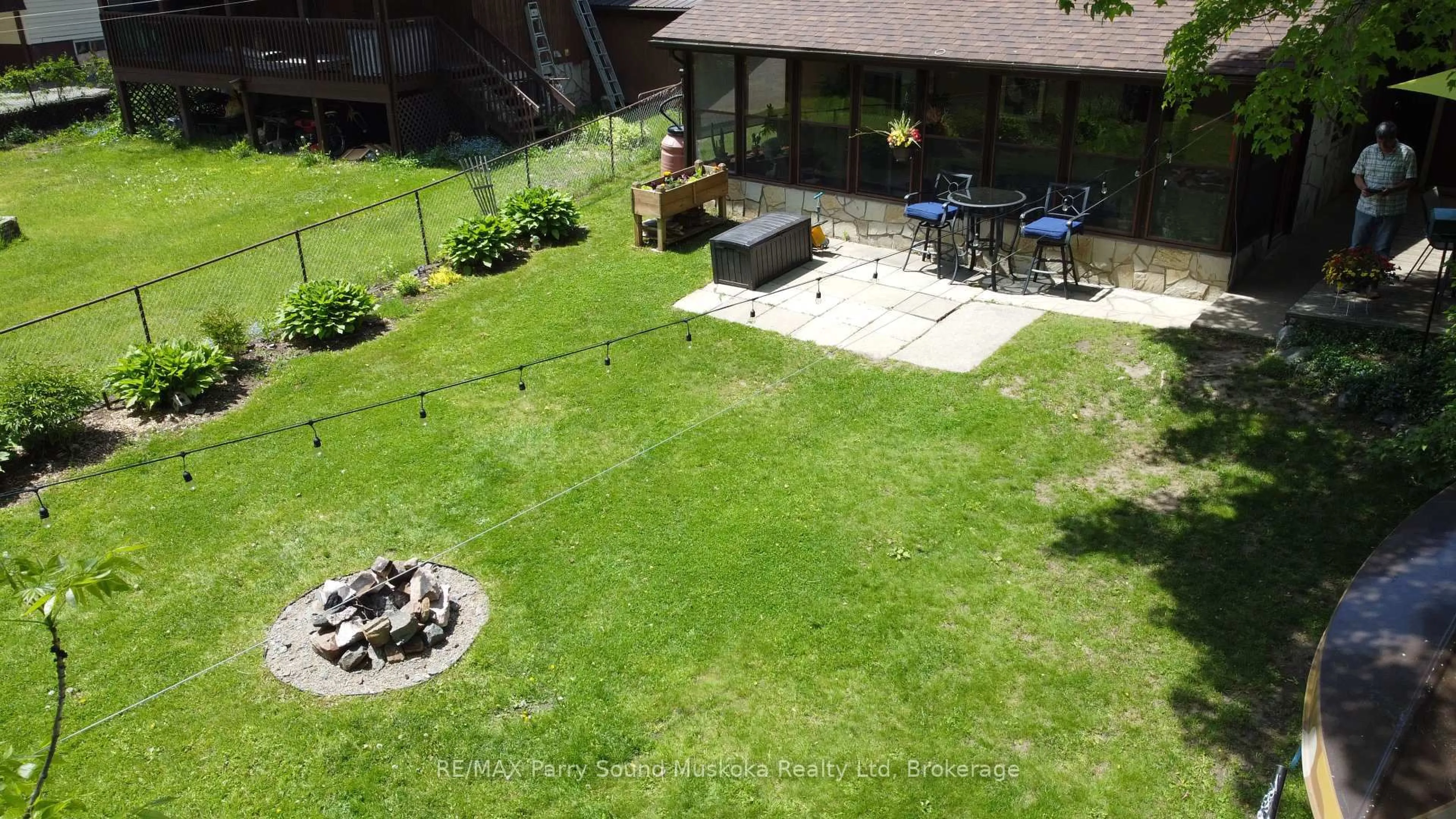 A pic from outside/outdoor area/front of a property/back of a property/a pic from drone, unknown for 28 FOREST St, Parry Sound Ontario P2A 2P9