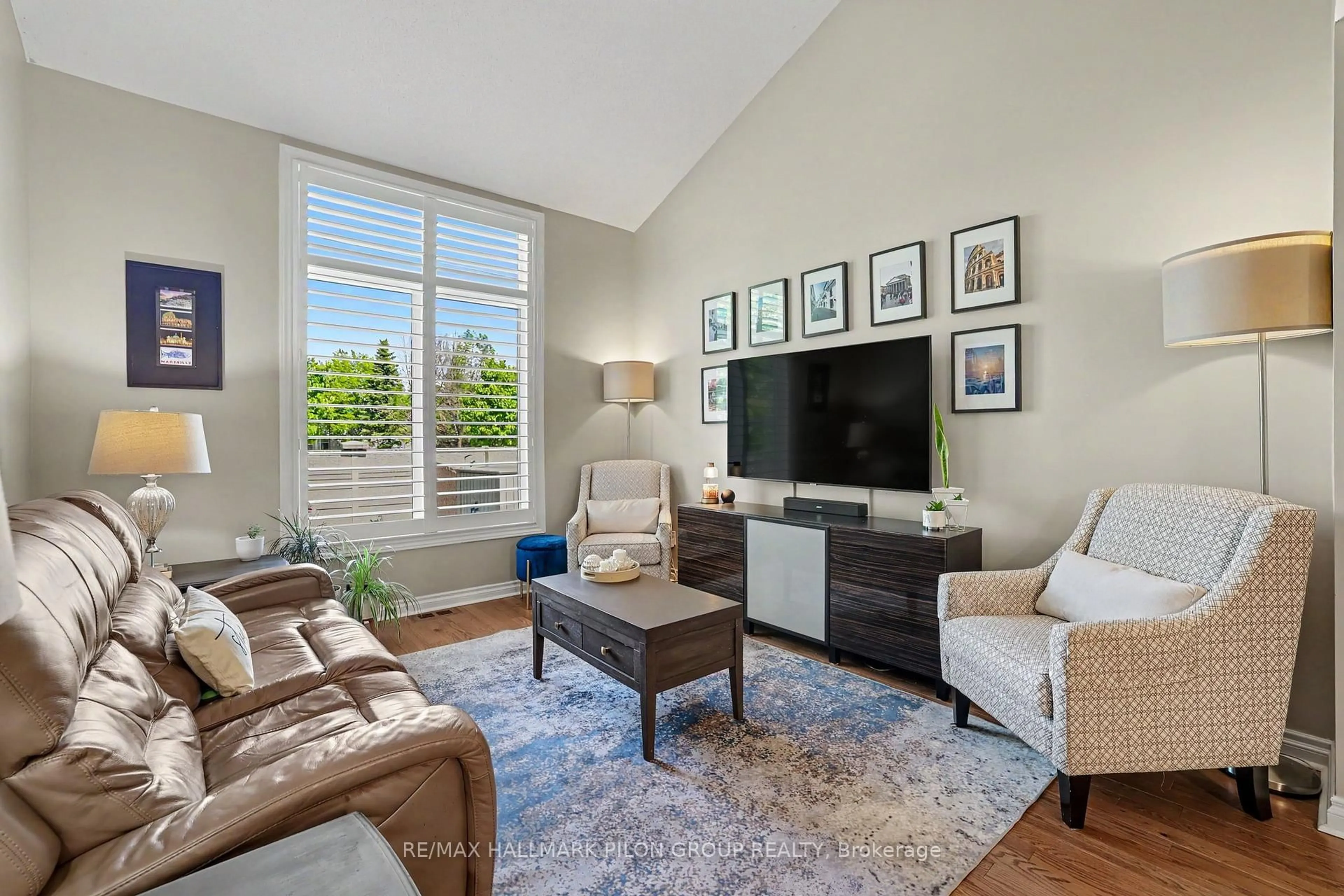 Living room with furniture, unknown for 1075 Marchant Dr, Orleans Ontario K4A 4A9