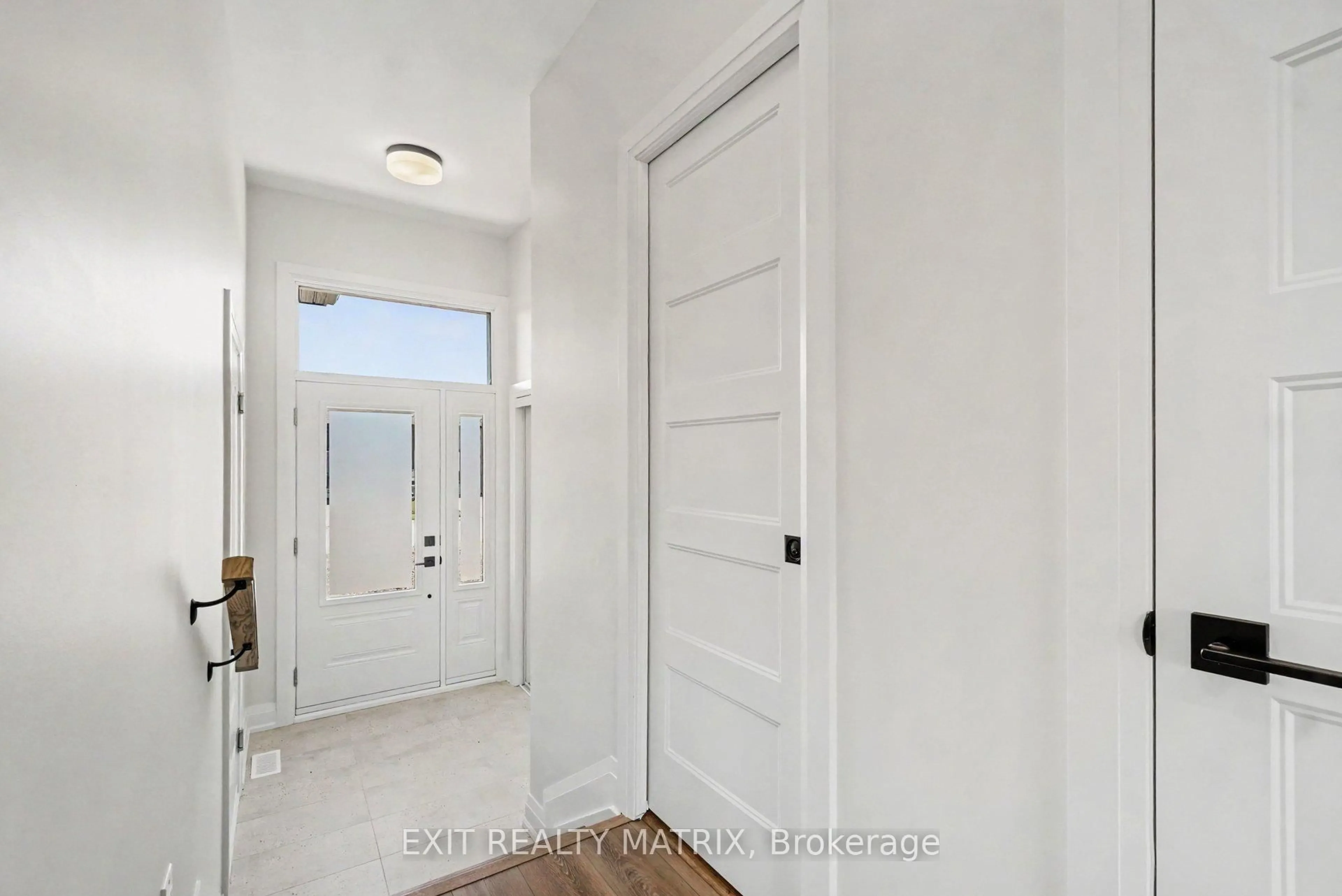 Indoor entryway for 535 Regina St, Russell Ontario K0A 1W0