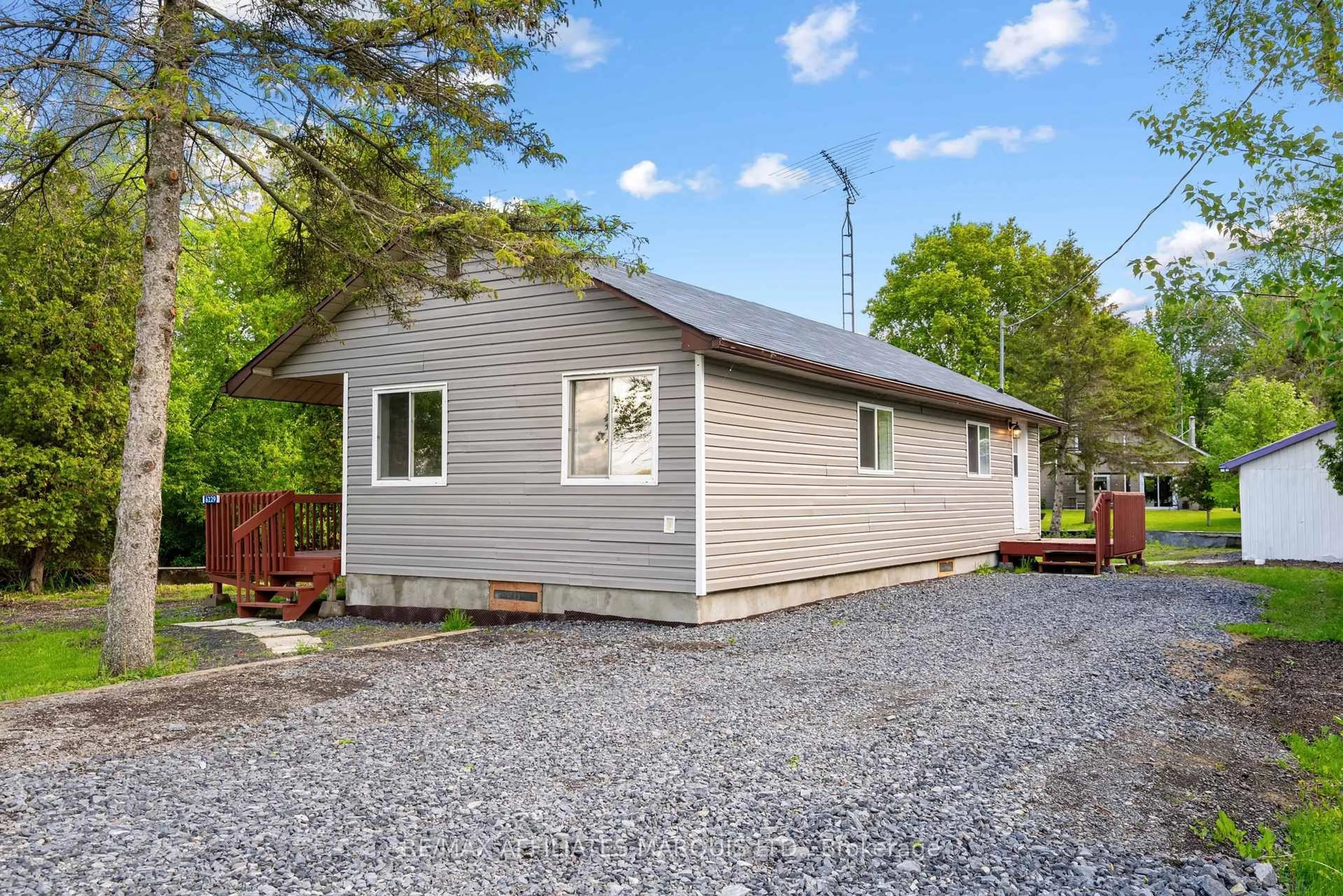 Home with vinyl exterior material, street for 6229 67th Ave, South Glengarry Ontario K0C 1N0