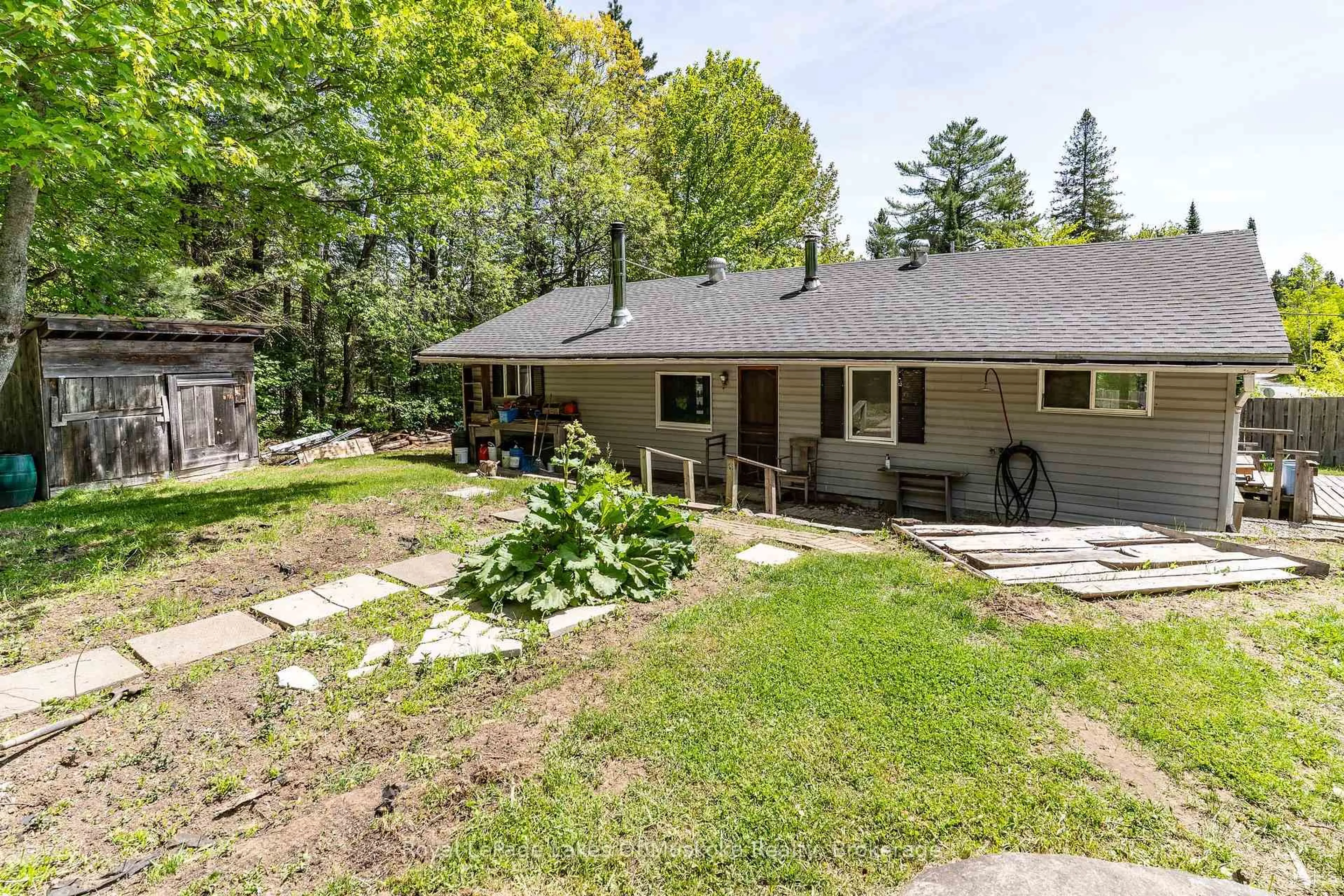 A pic from outside/outdoor area/front of a property/back of a property/a pic from drone, unknown for 244 South Mary Lake Rd, Huntsville Ontario P0B 1L0
