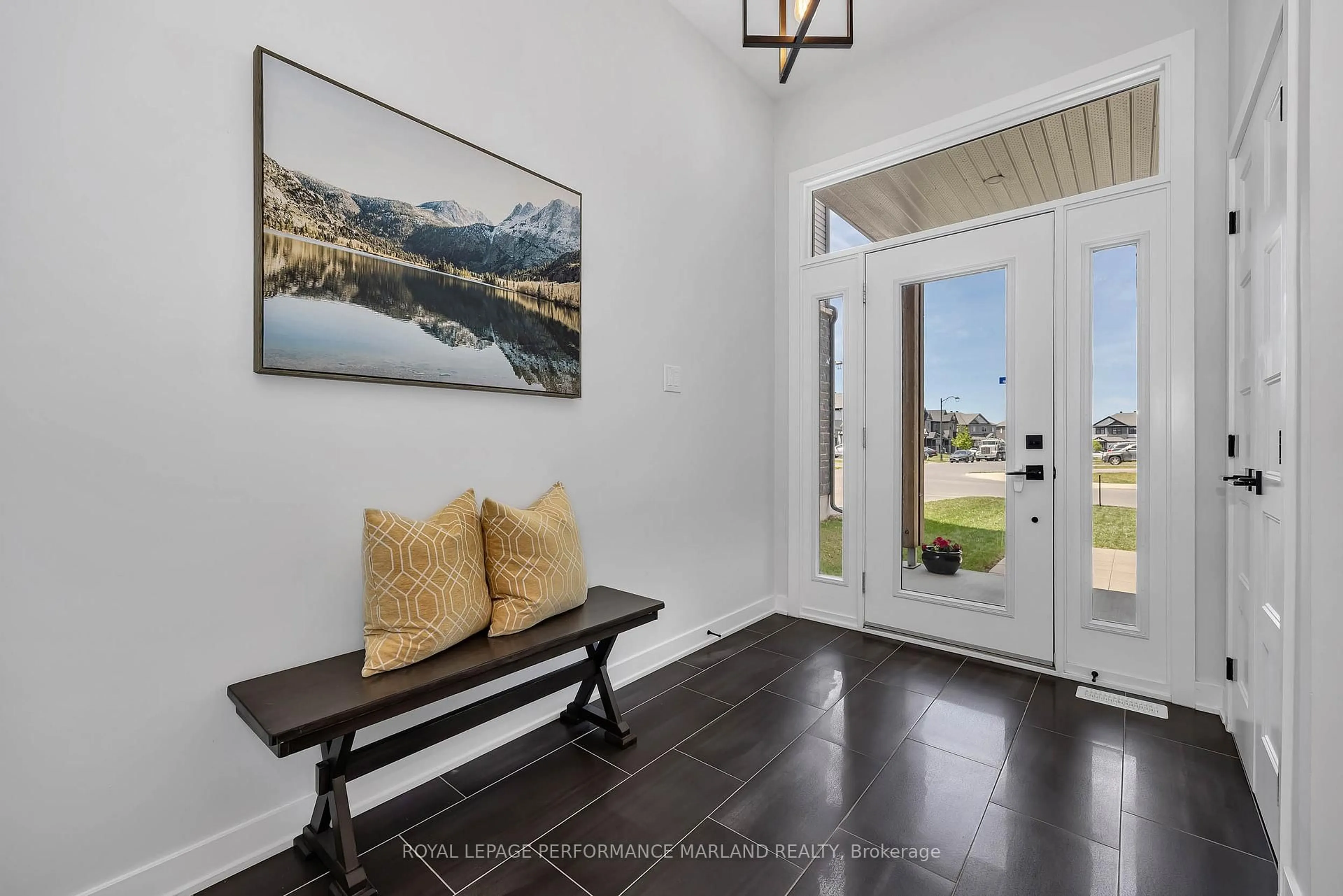 Indoor entryway for 109 Rallidale St, Ottawa Ontario K1X 0G7