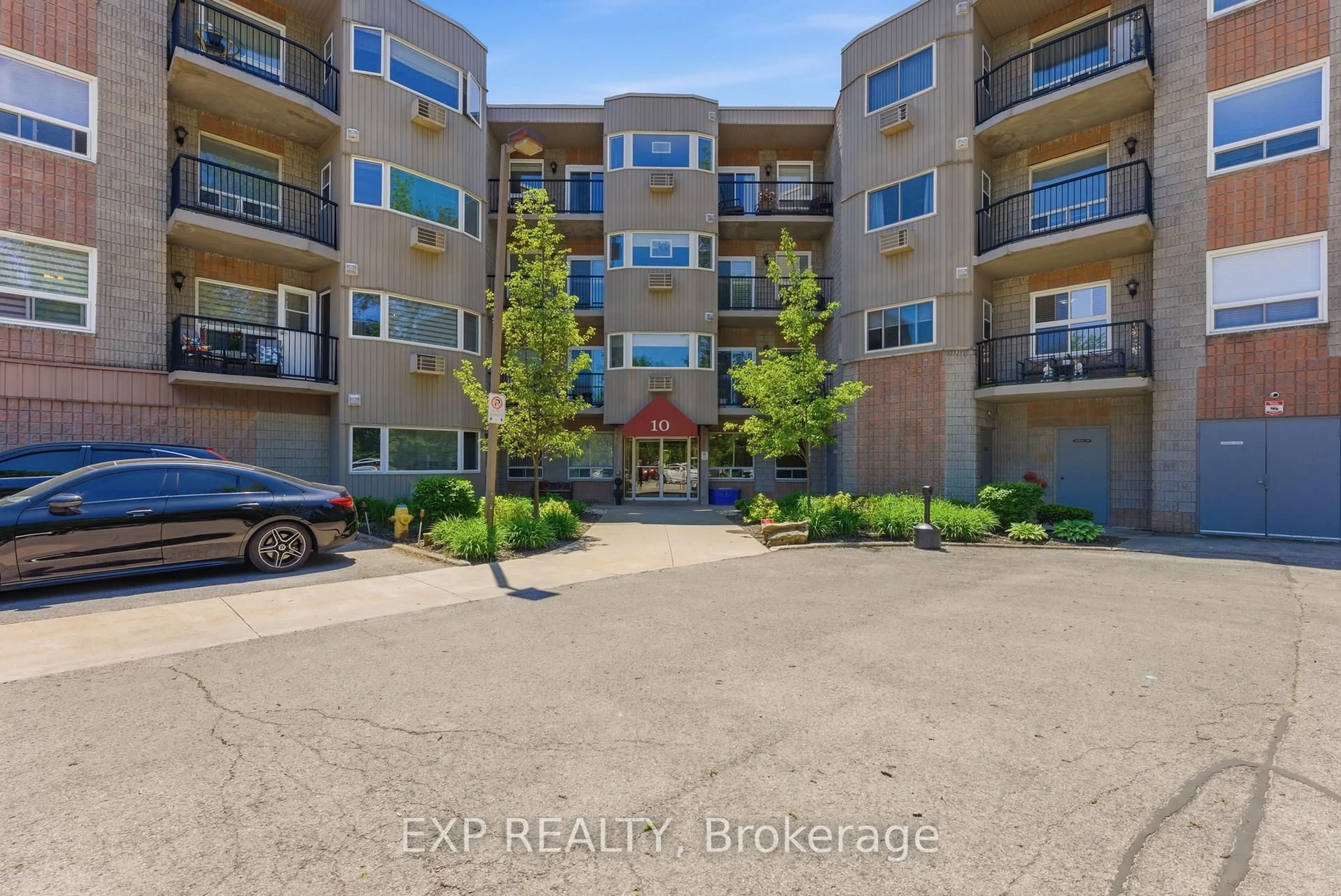 A pic from outside/outdoor area/front of a property/back of a property/a pic from drone, unknown for 10 John St #207, Grimsby Ontario L3M 1X5