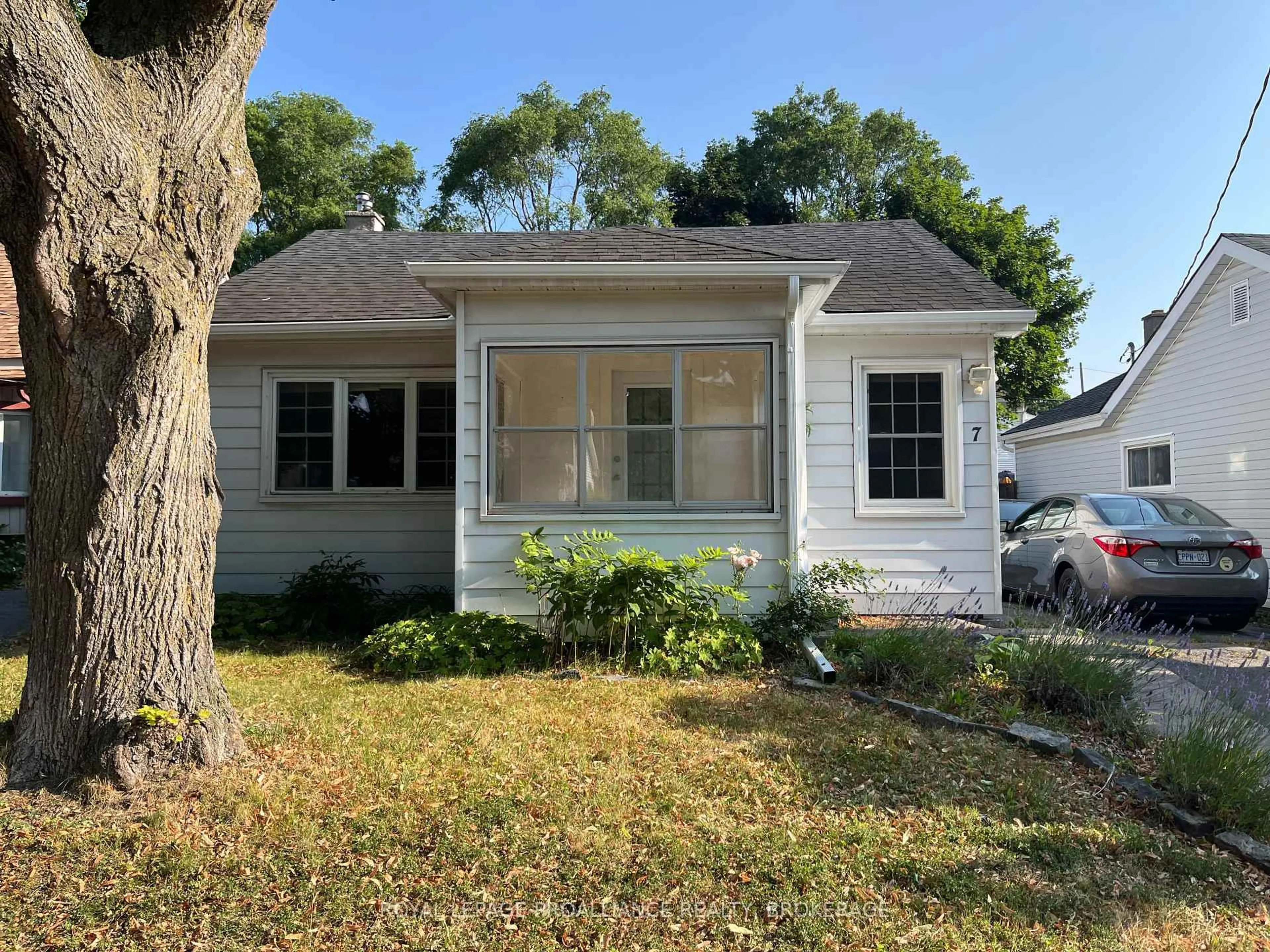 Home with vinyl exterior material, street for 7 Third Ave, Kingston Ontario K7K 2J4