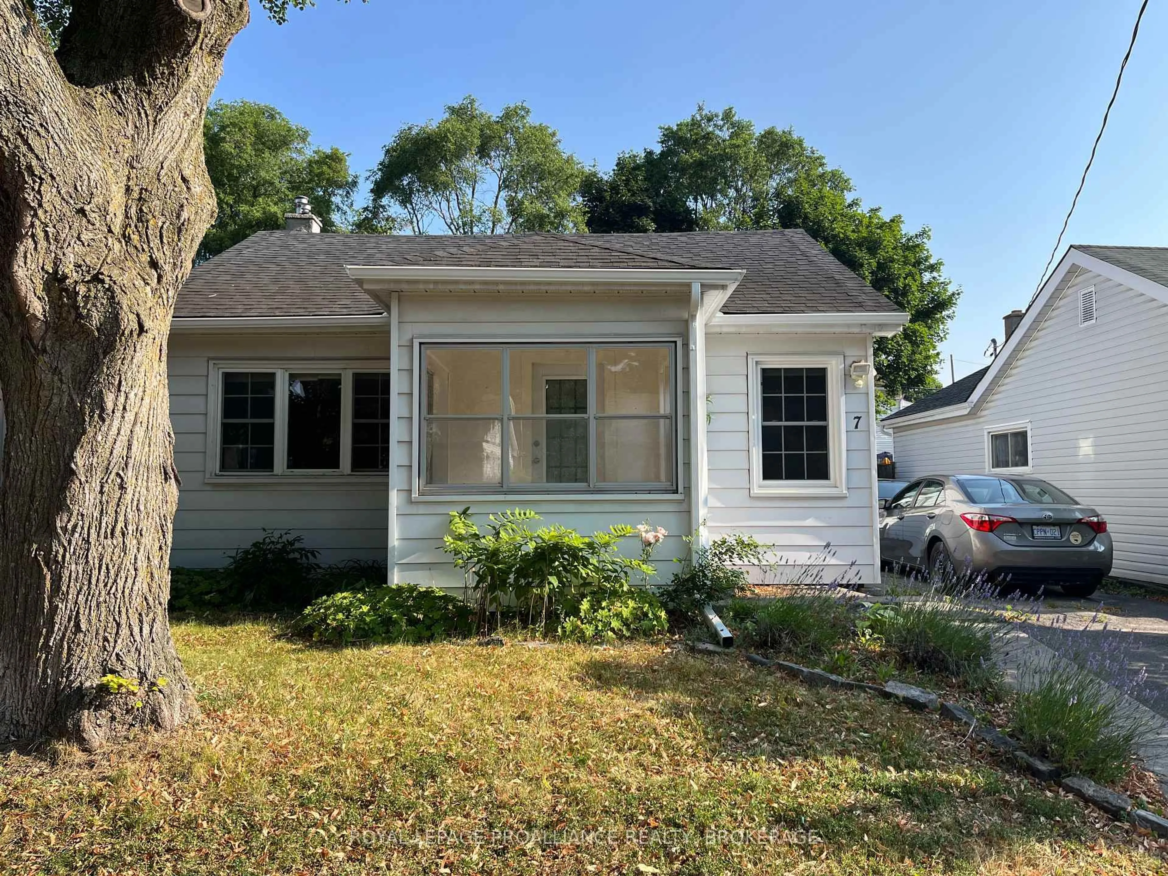 Home with vinyl exterior material, street for 7 Third Ave, Kingston Ontario K7K 2J4