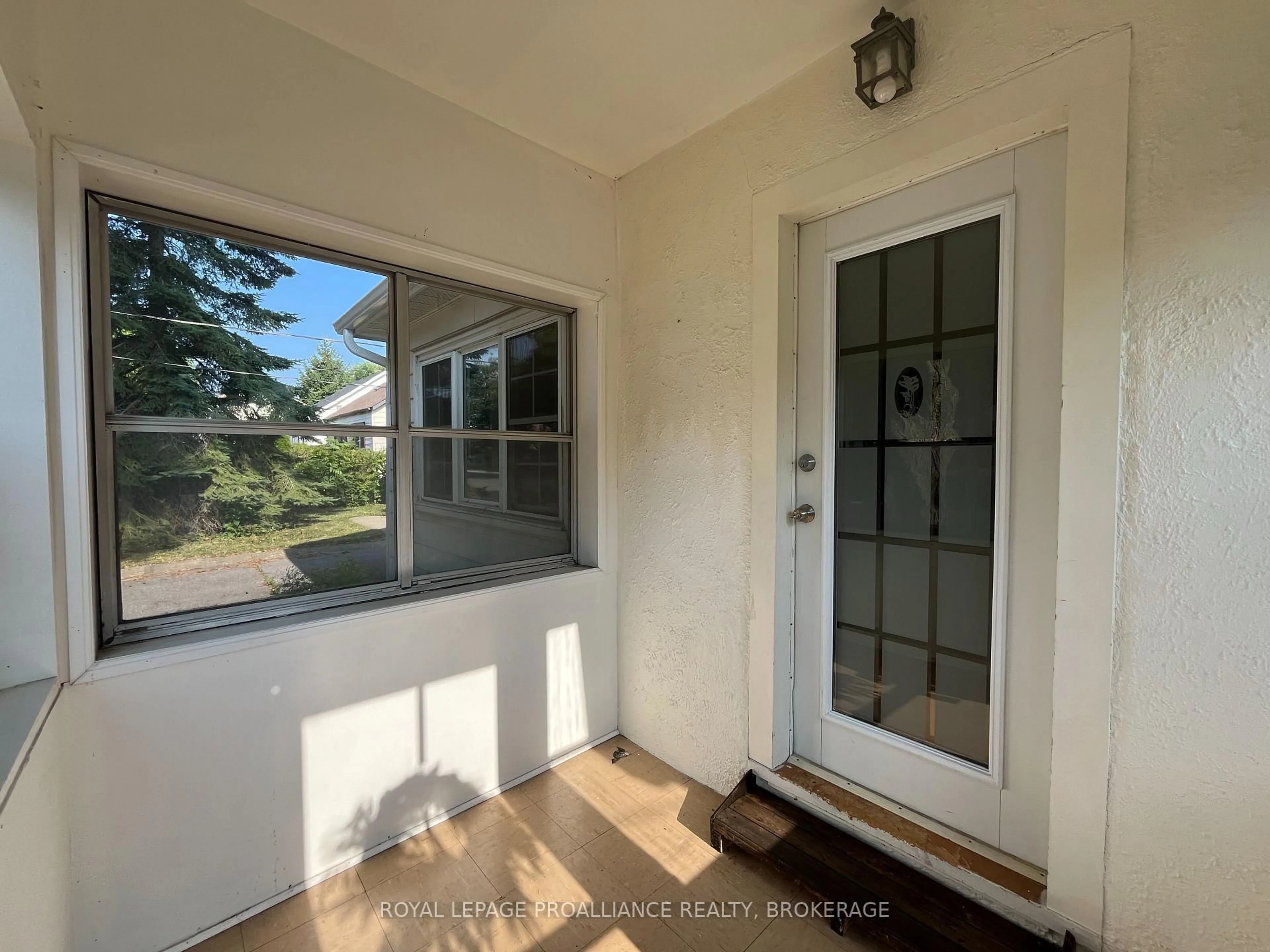 Indoor entryway for 7 Third Ave, Kingston Ontario K7K 2J4