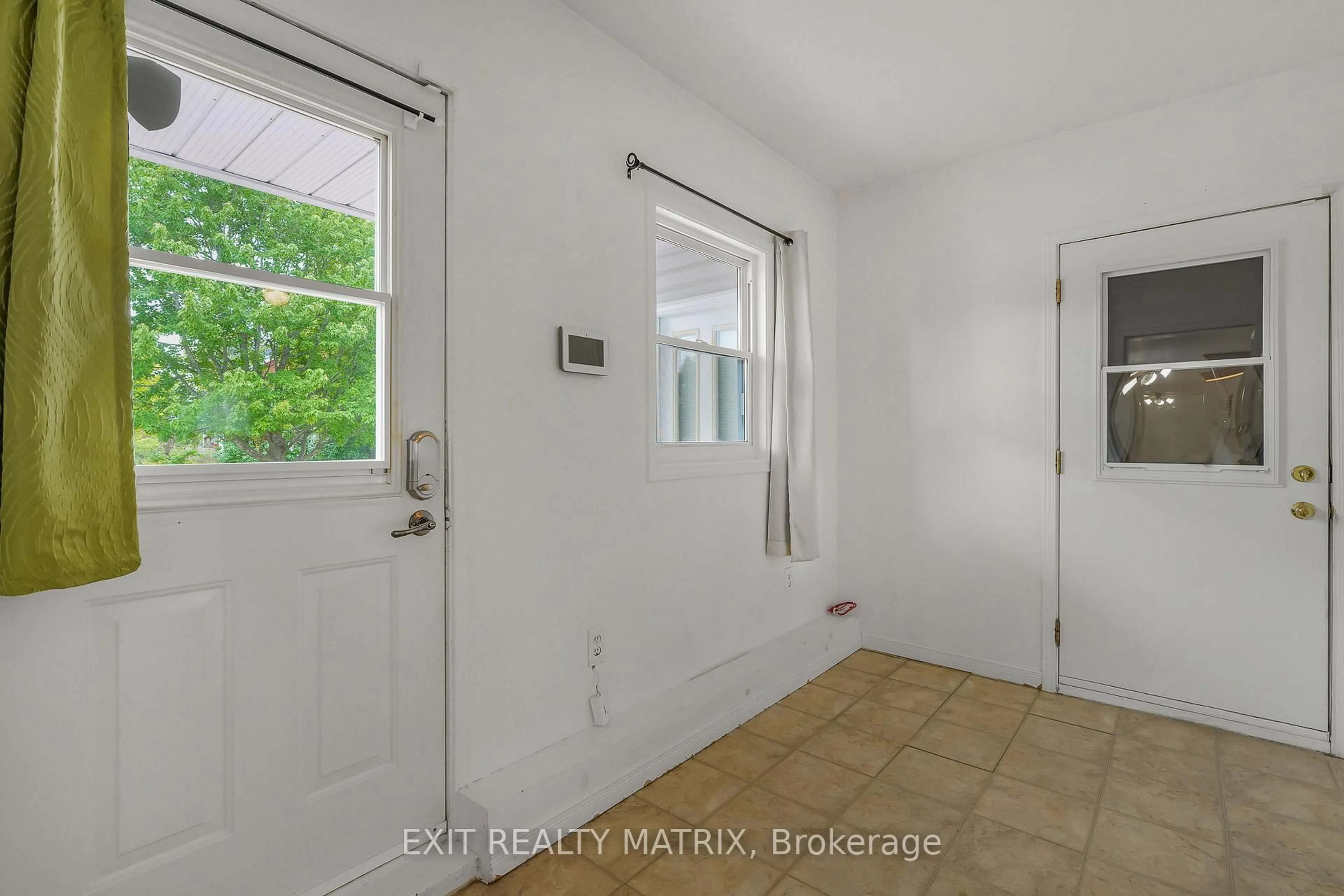 Indoor entryway for 3704 Drouin Rd, Clarence-Rockland Ontario K0A 2A0