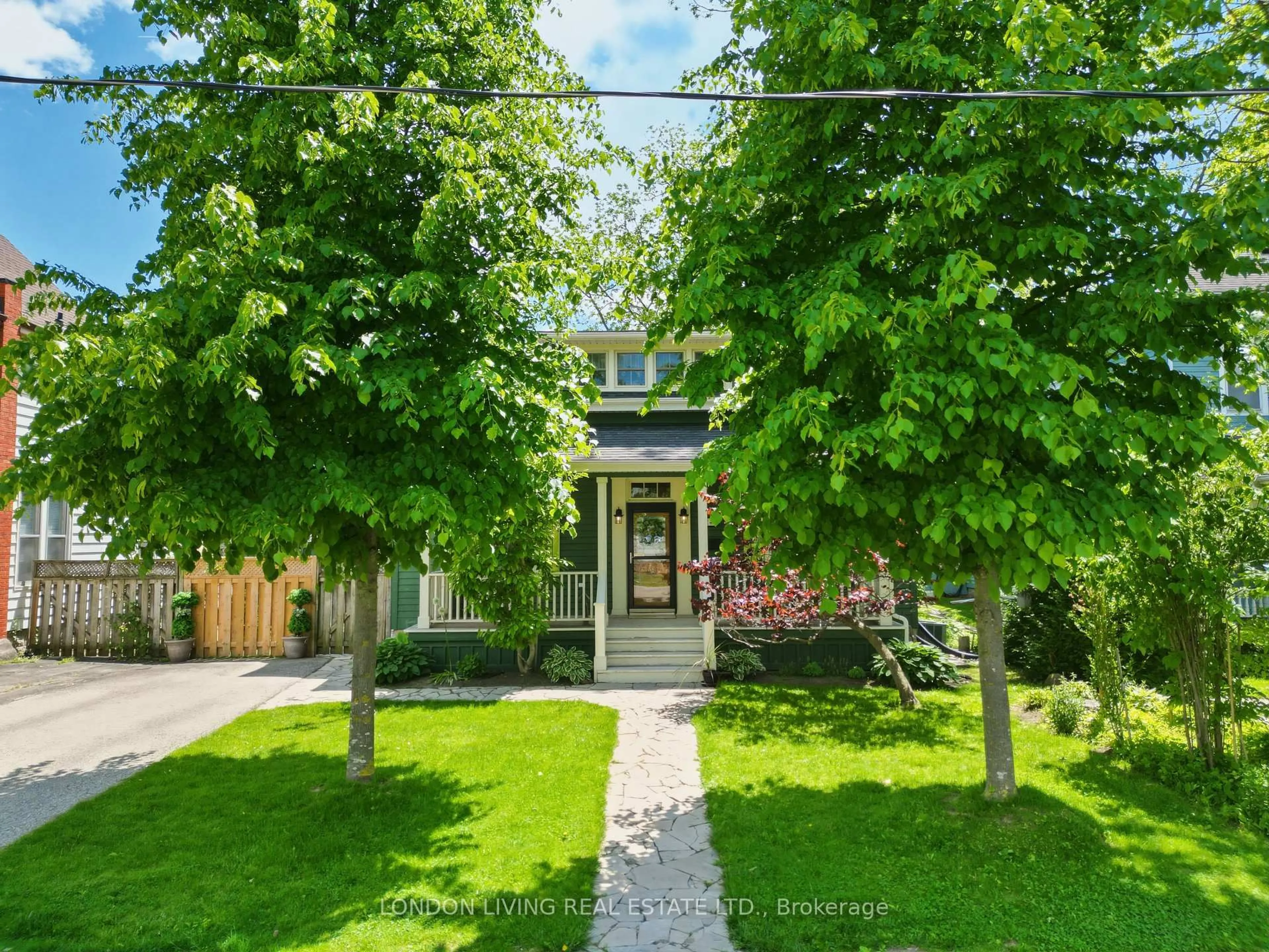 A pic from outside/outdoor area/front of a property/back of a property/a pic from drone, street for 24 Centre St, St. Thomas Ontario N5R 2Z2