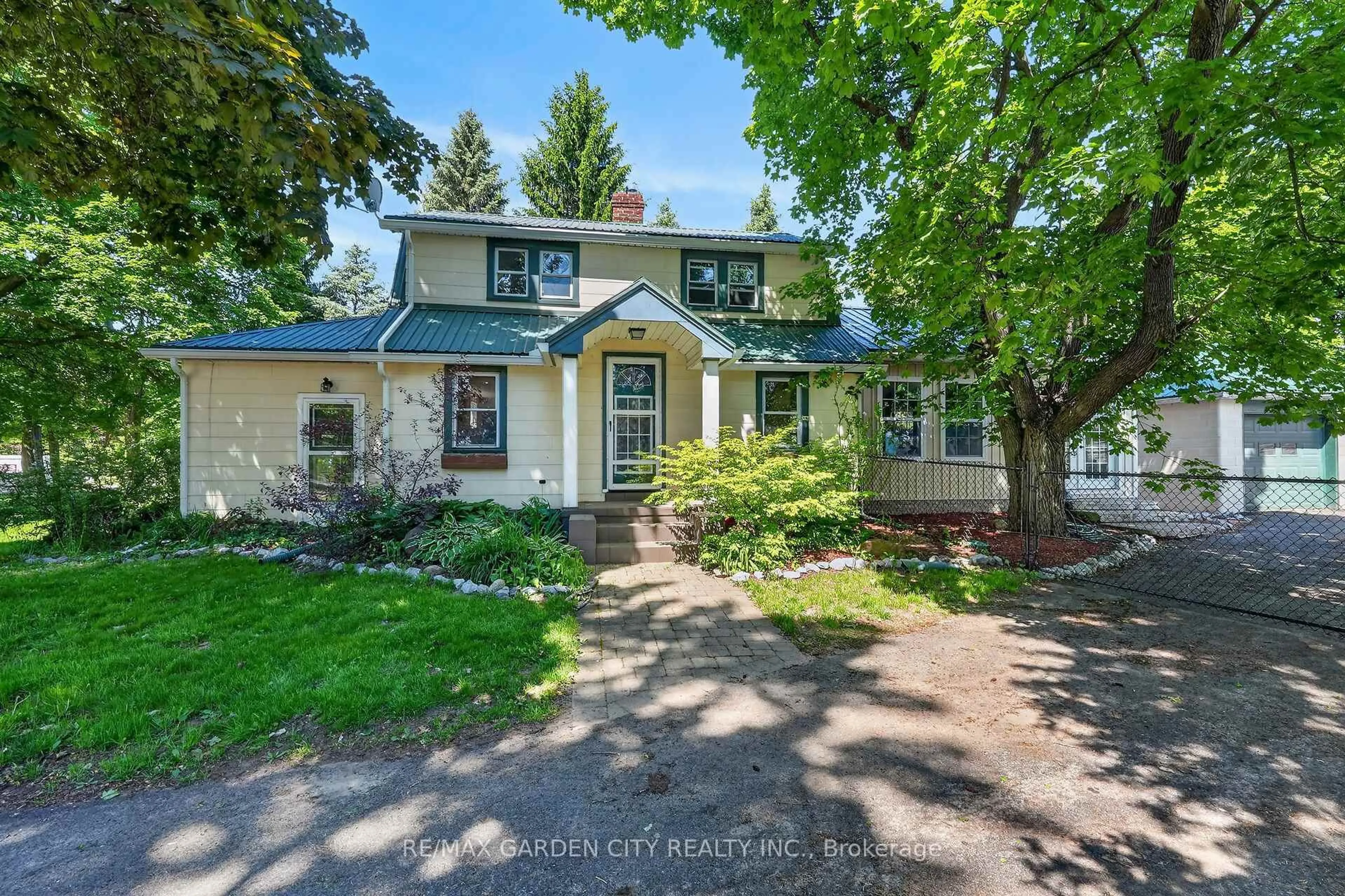 A pic from outside/outdoor area/front of a property/back of a property/a pic from drone, street for 323 Regional 20 Rd, Pelham Ontario L0S 1C0