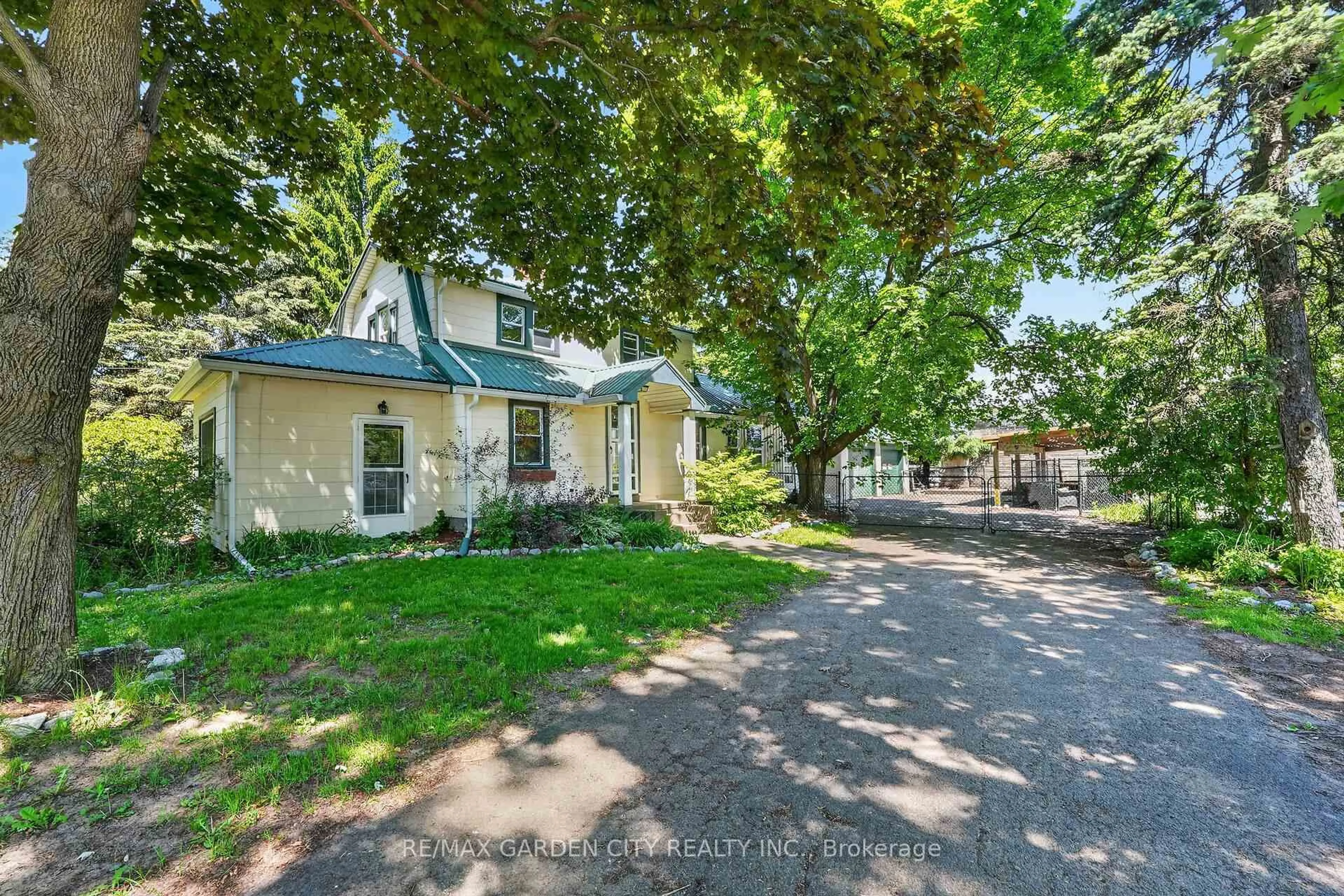 A pic from outside/outdoor area/front of a property/back of a property/a pic from drone, street for 323 Regional 20 Rd, Pelham Ontario L0S 1C0