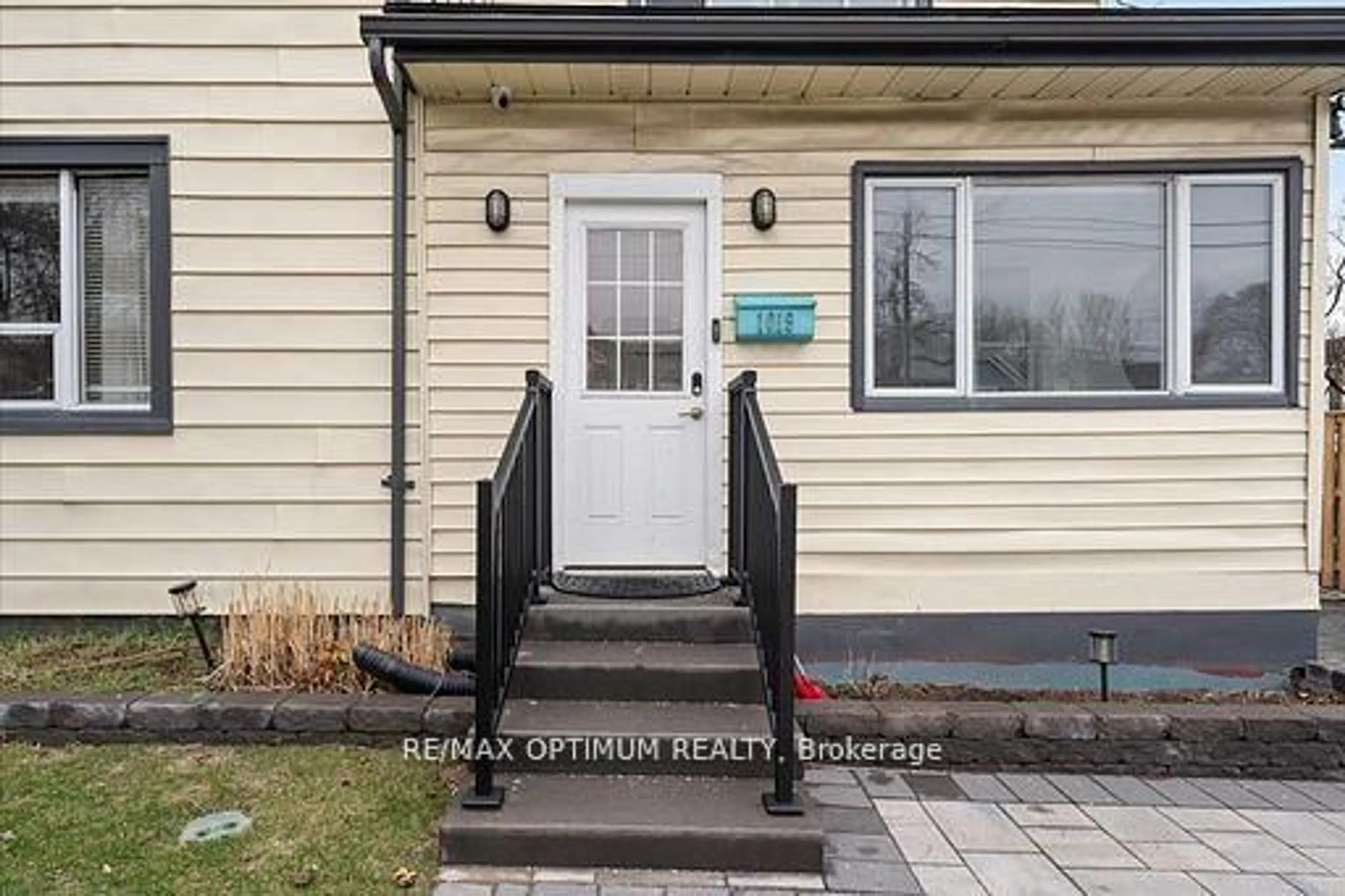 Indoor entryway for 1019 Beach Blvd, Hamilton Ontario L8H 6Z8