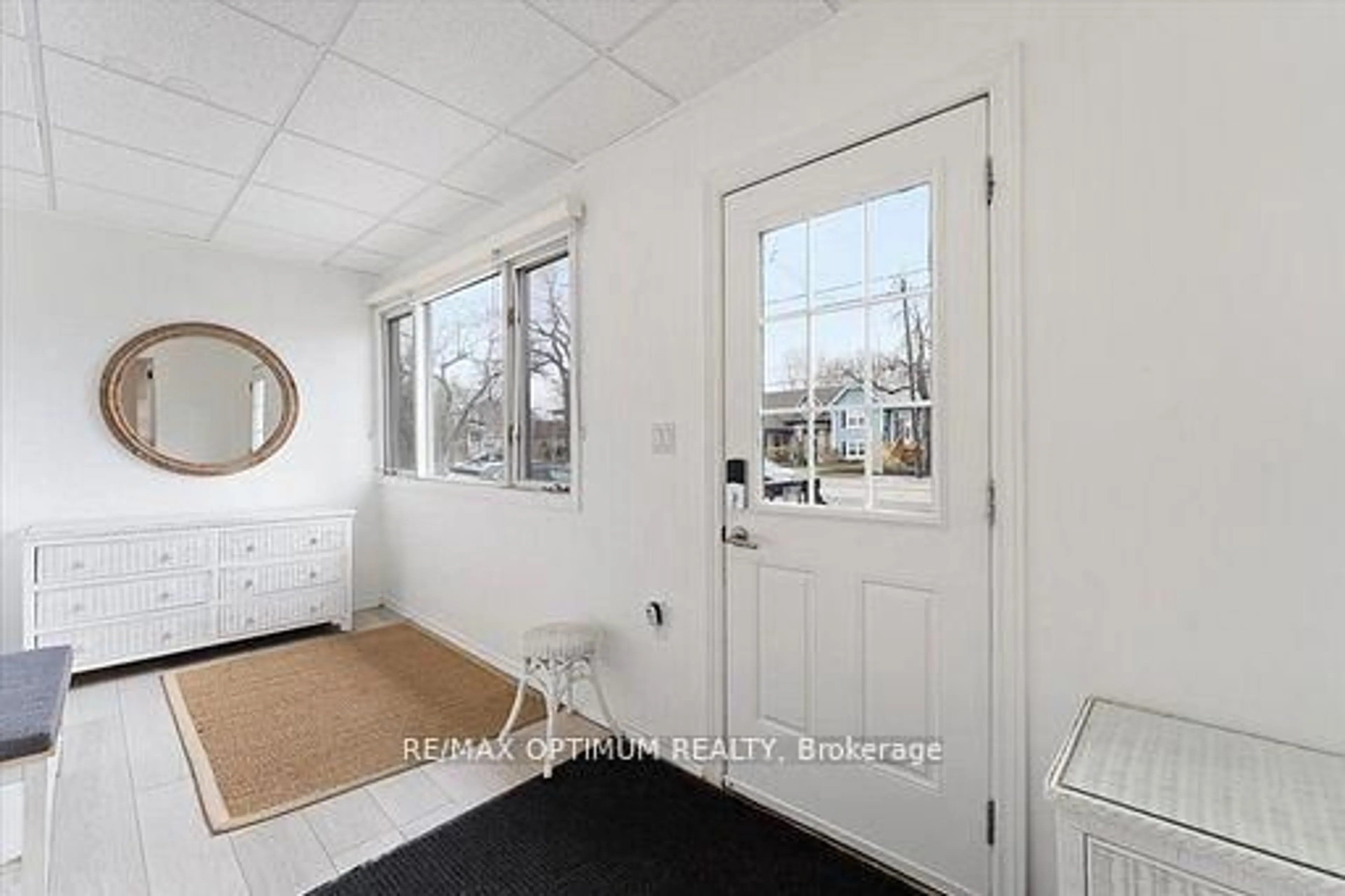 Indoor entryway for 1019 Beach Blvd, Hamilton Ontario L8H 6Z8