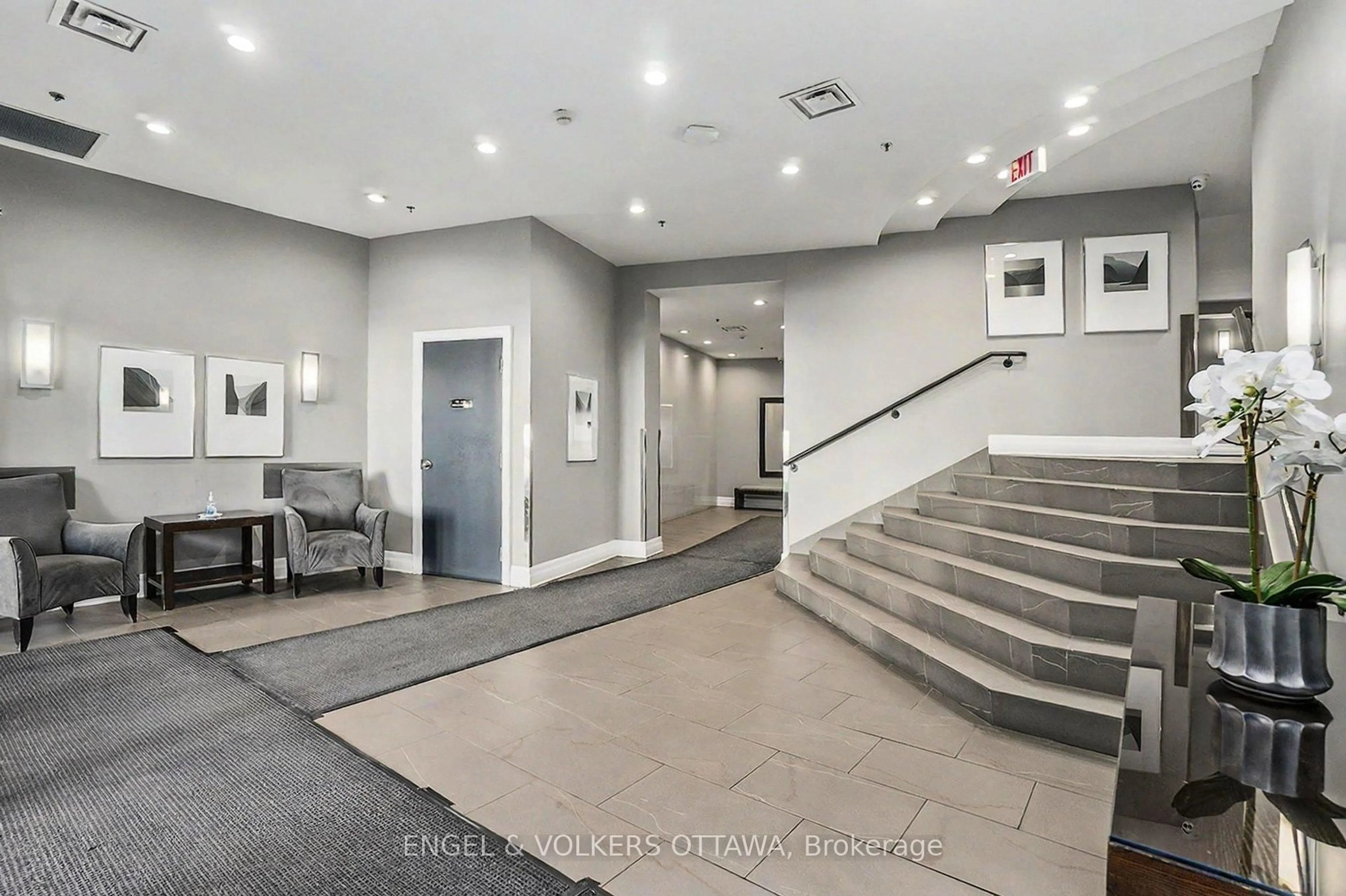 Indoor foyer for 420 Berkley Ave #204, Ottawa Ontario K2A 4H5