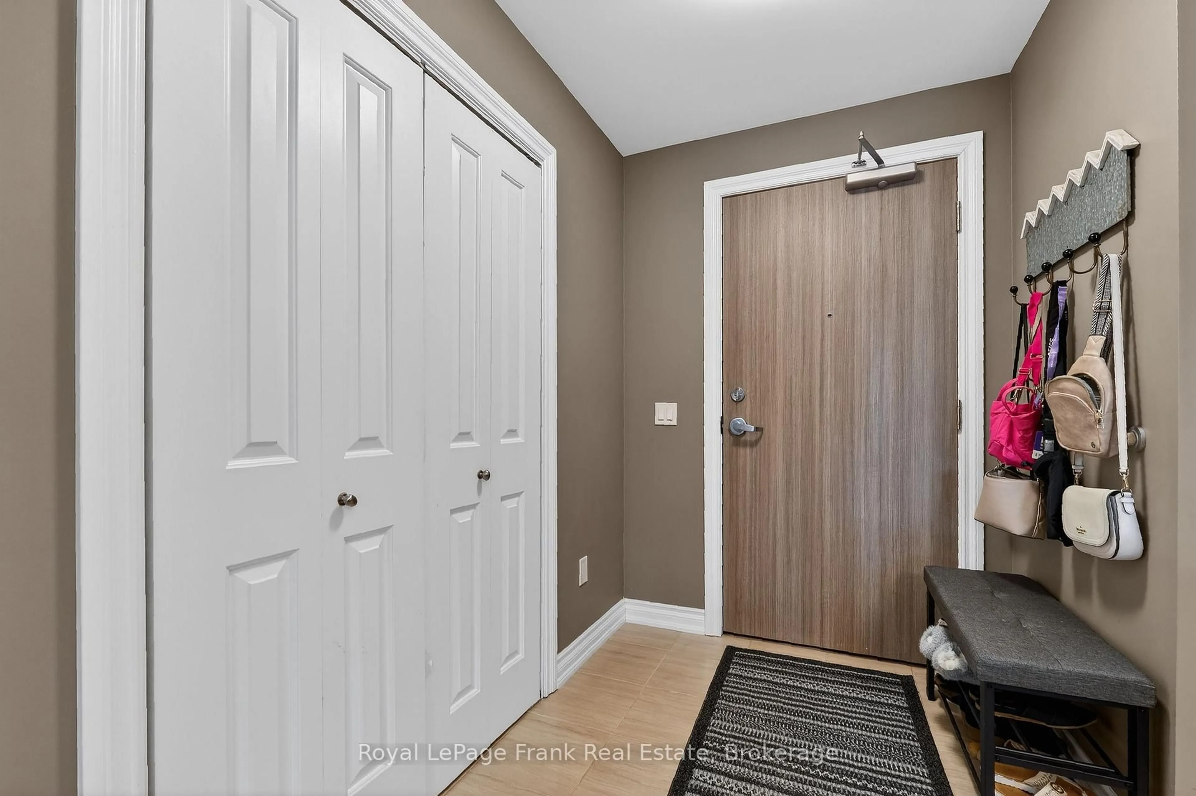 Indoor entryway for 25 King St #103, Kawartha Lakes Ontario K9V 1C7