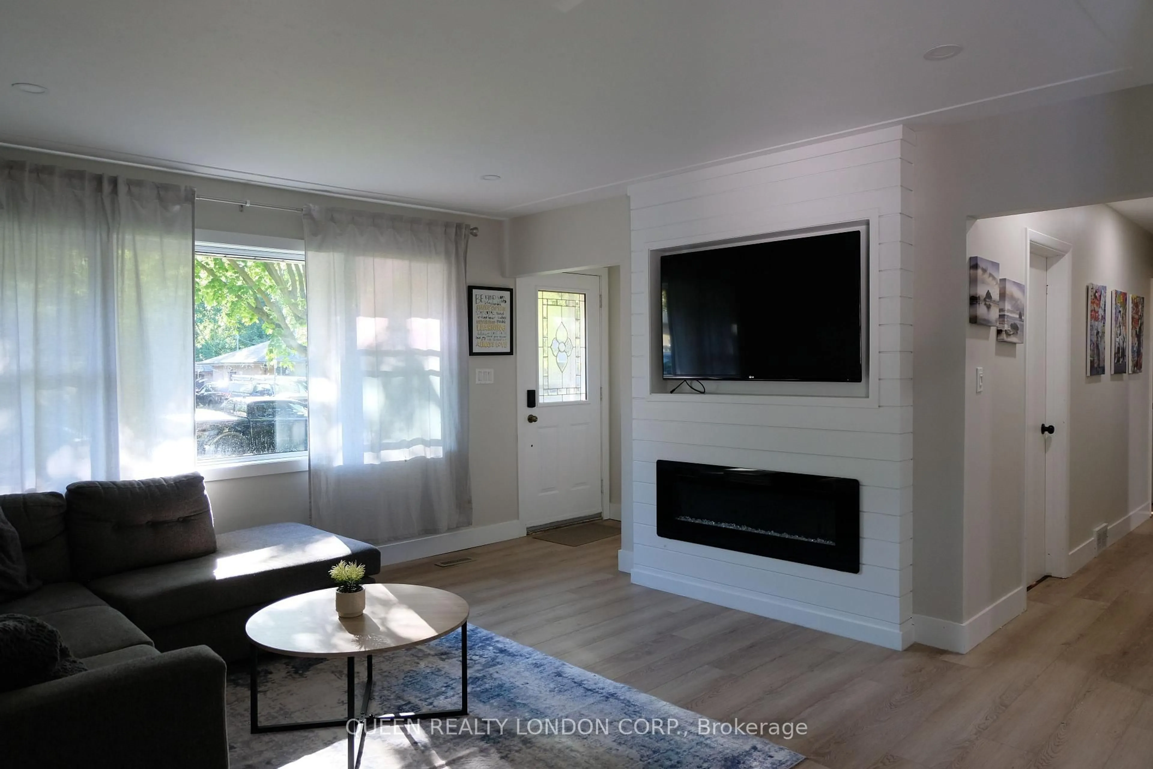Living room with furniture, wood/laminate floor for 439 Scenic Dr, London South Ontario N5Z 3A9