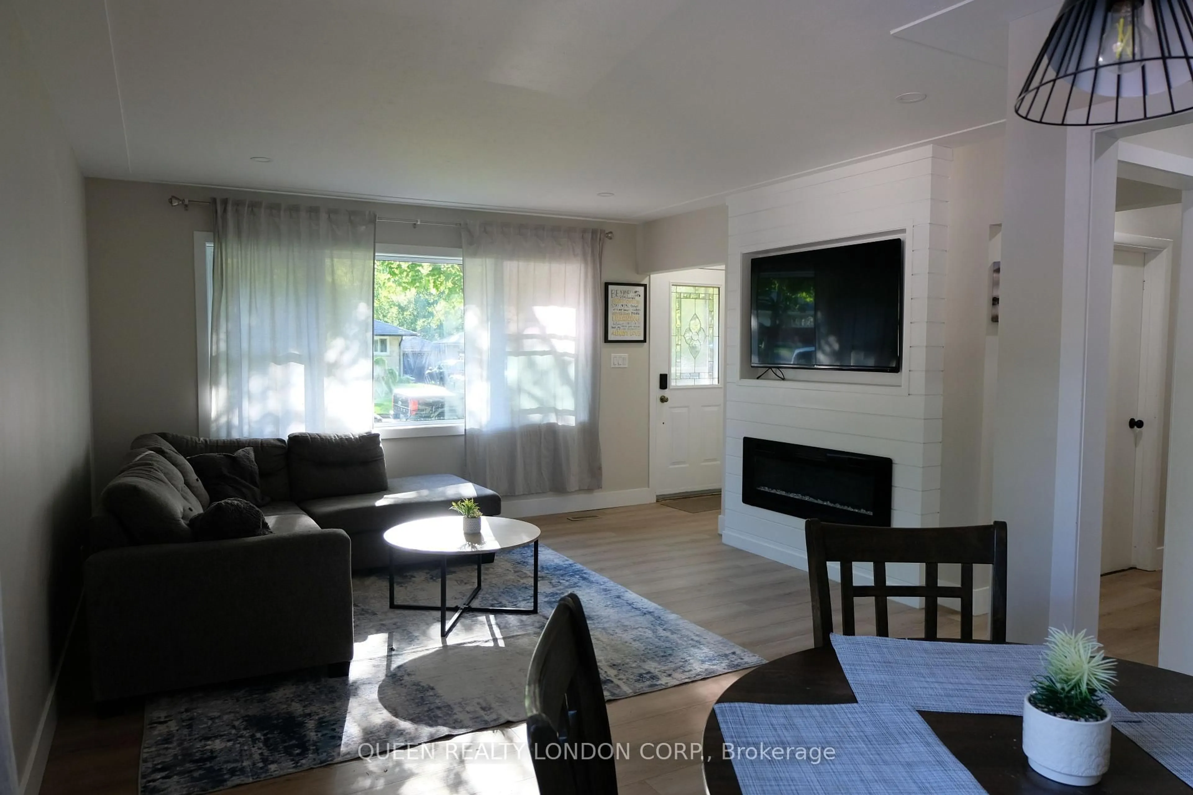 Living room with furniture, unknown for 439 Scenic Dr, London South Ontario N5Z 3A9