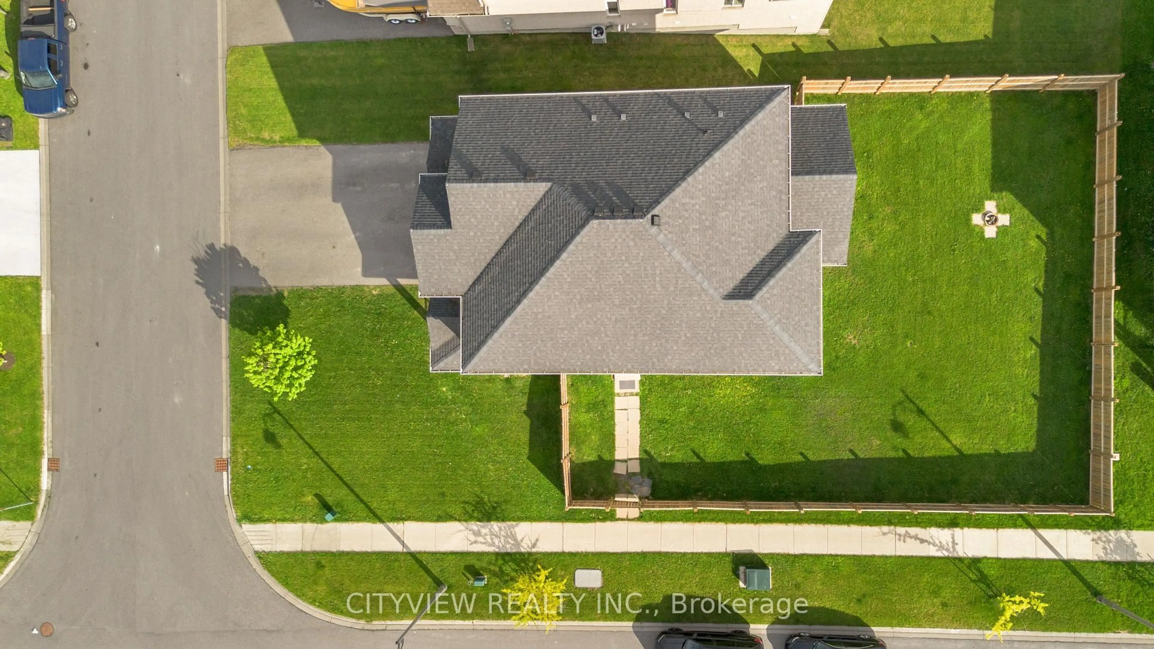 A pic from outside/outdoor area/front of a property/back of a property/a pic from drone, street for 28 Hartfield St, Ingersoll Ontario N5C 0C4