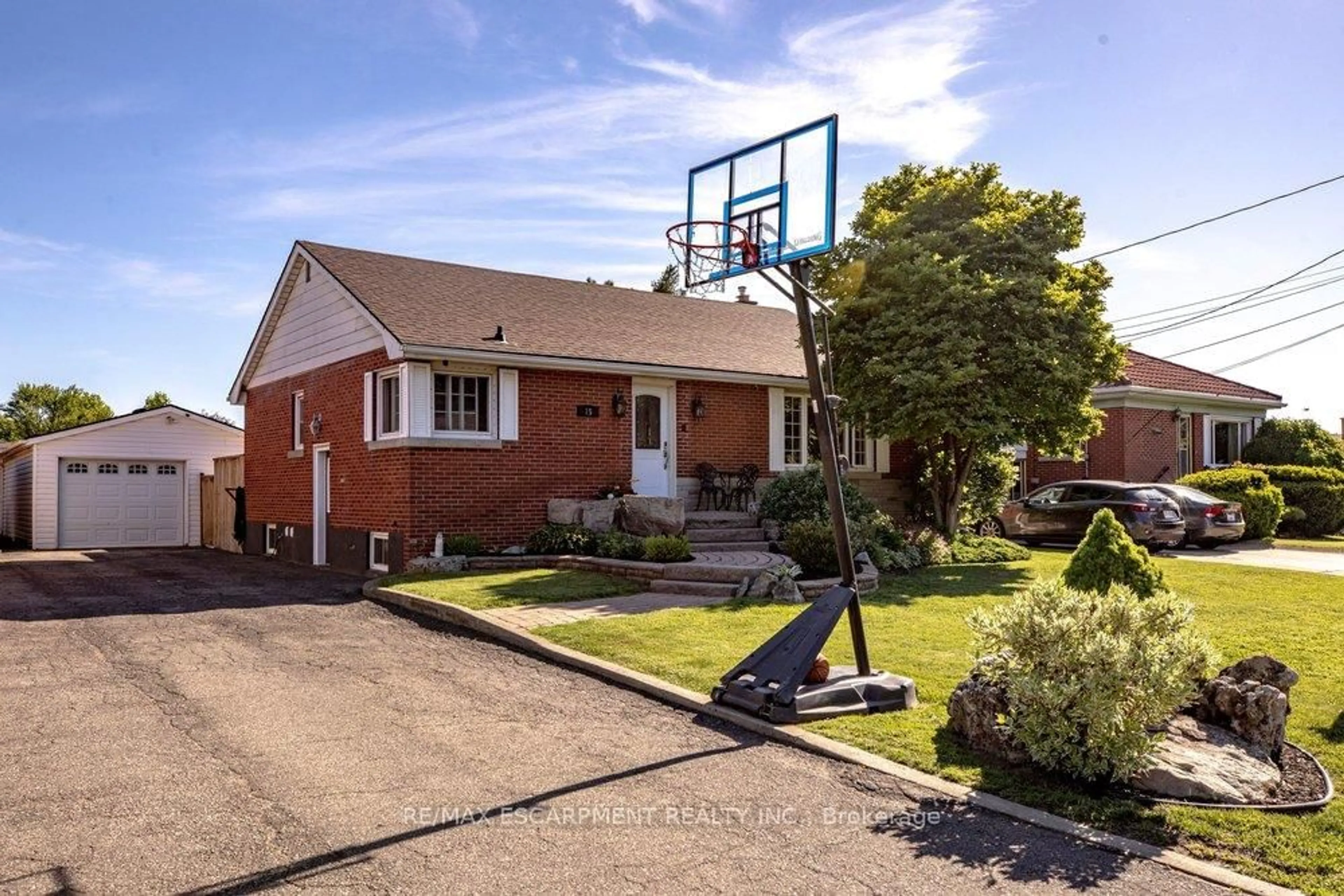 A pic from outside/outdoor area/front of a property/back of a property/a pic from drone, street for 15 Faircourt Dr, Hamilton Ontario L8G 2J4