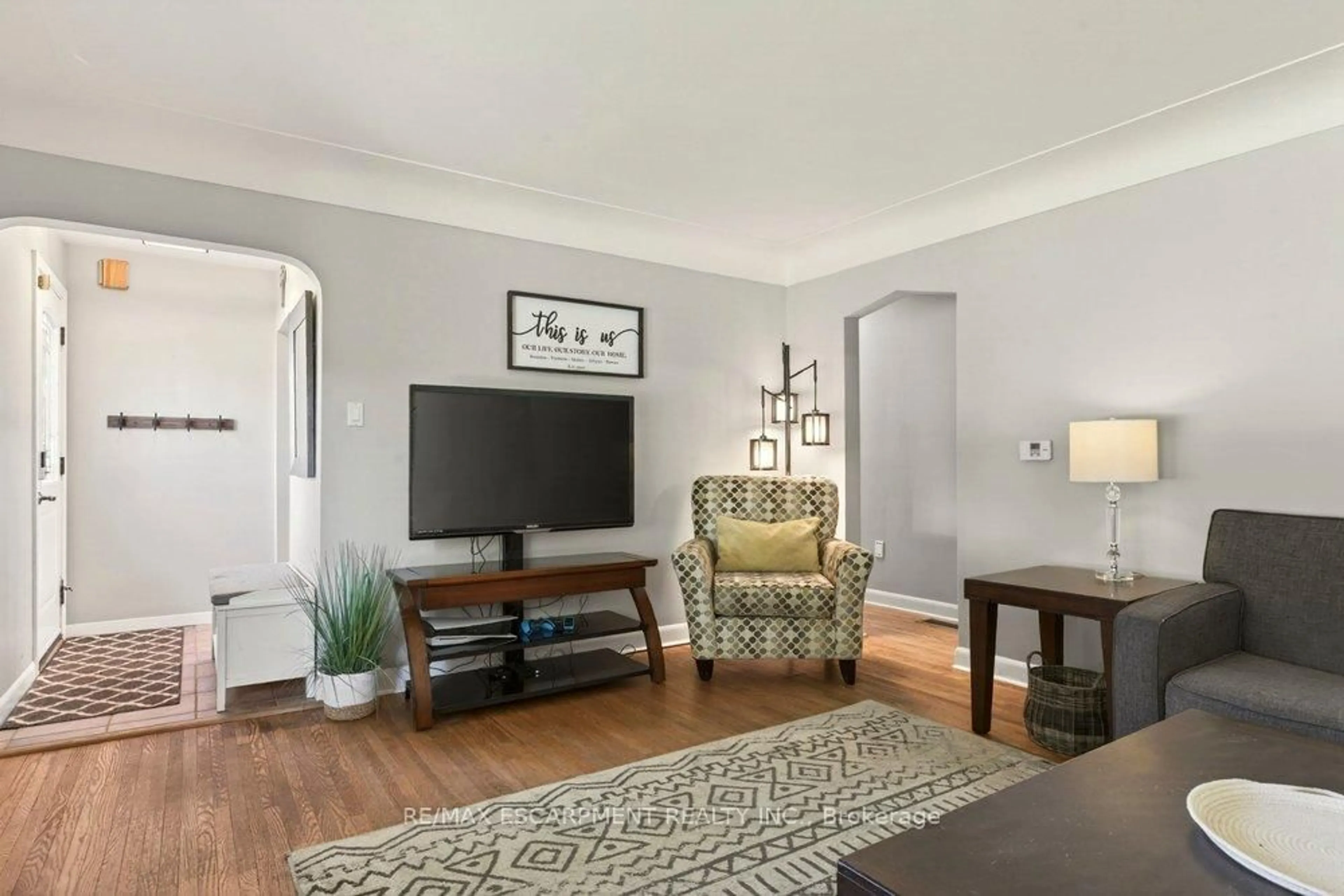 Living room with furniture, wood/laminate floor for 15 Faircourt Dr, Hamilton Ontario L8G 2J4