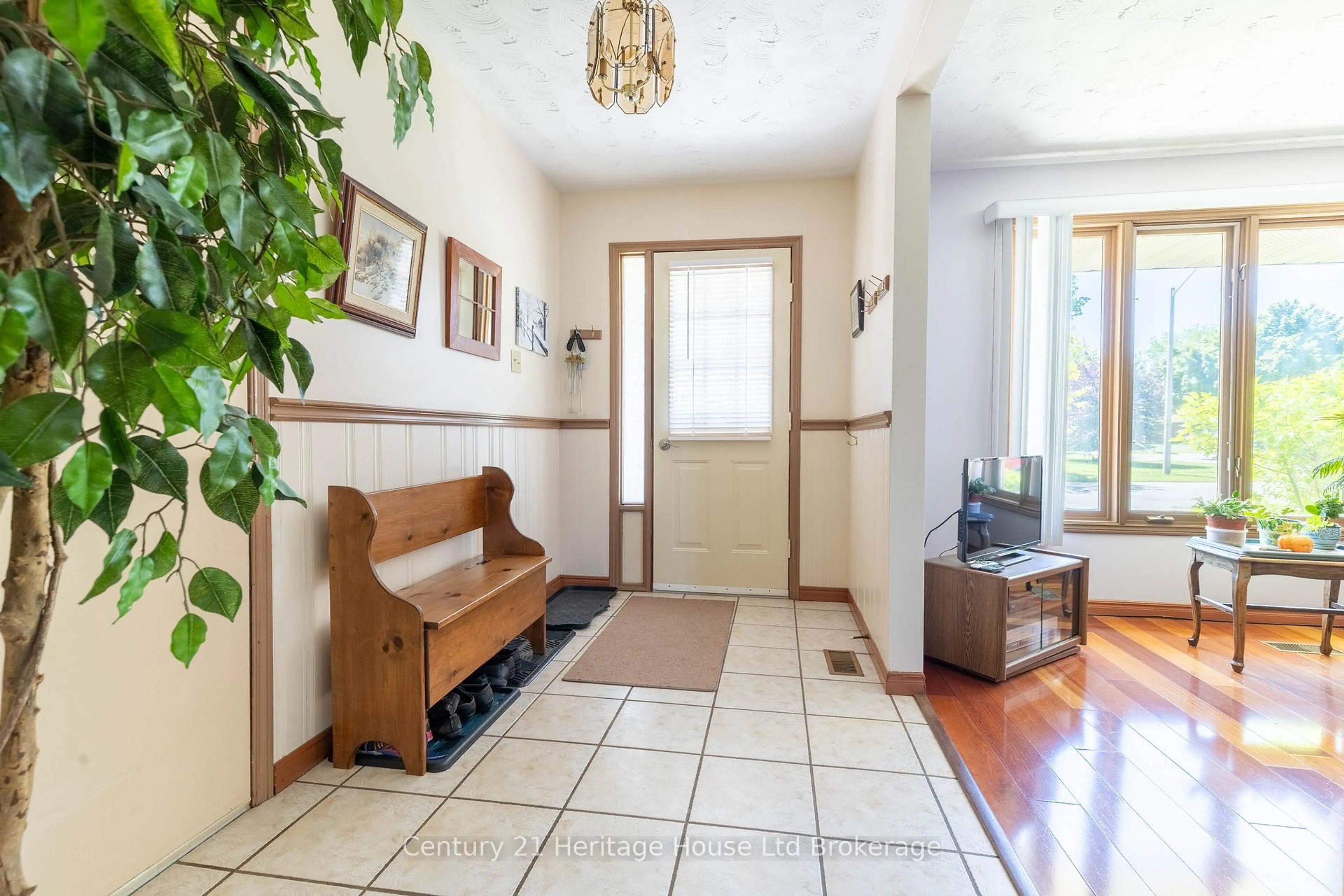 Indoor foyer for 12 Spartan Dr, Brantford Ontario N3R 6C7