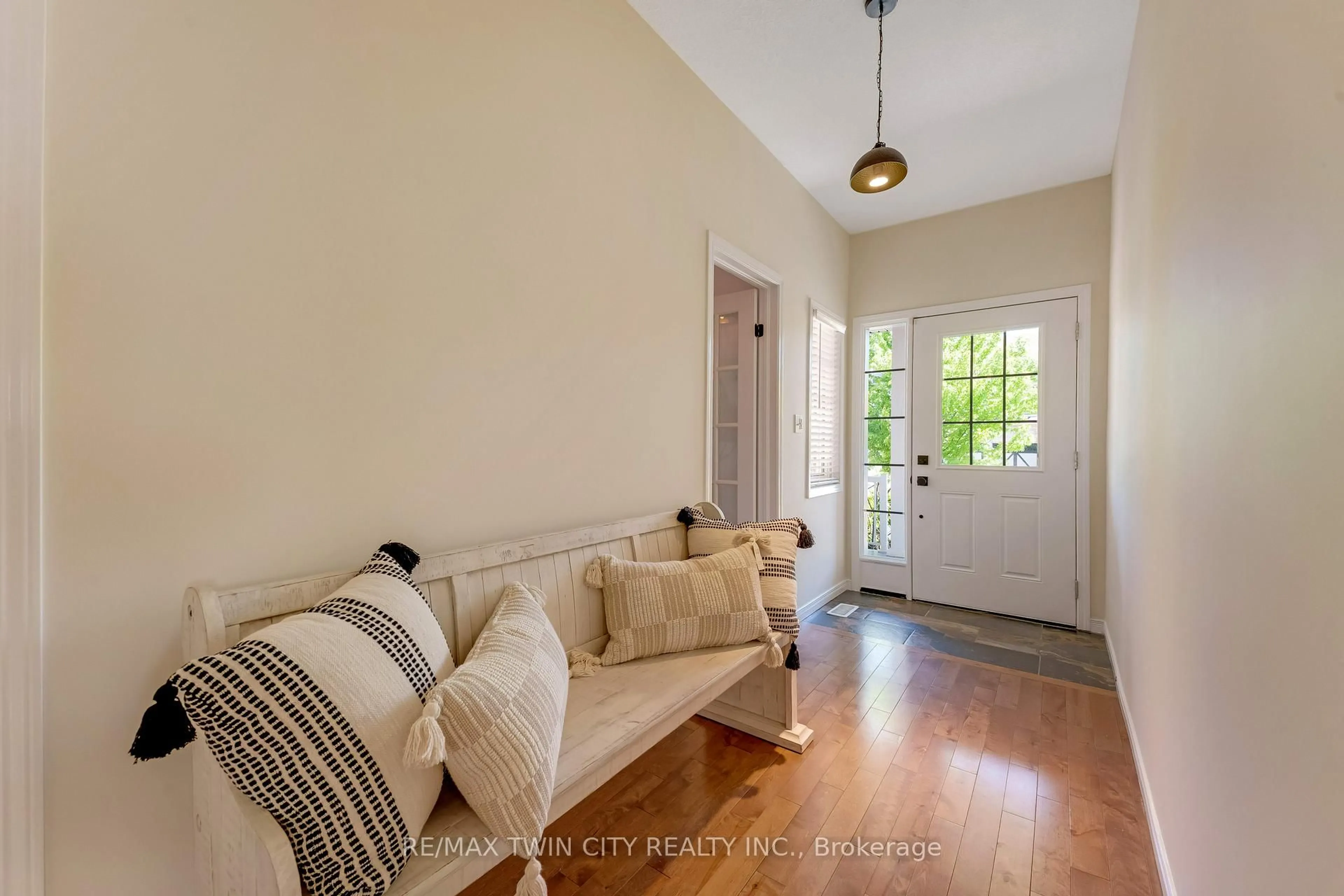 Indoor entryway for 31 Parkvale Dr, Kitchener Ontario N2R 1Z5