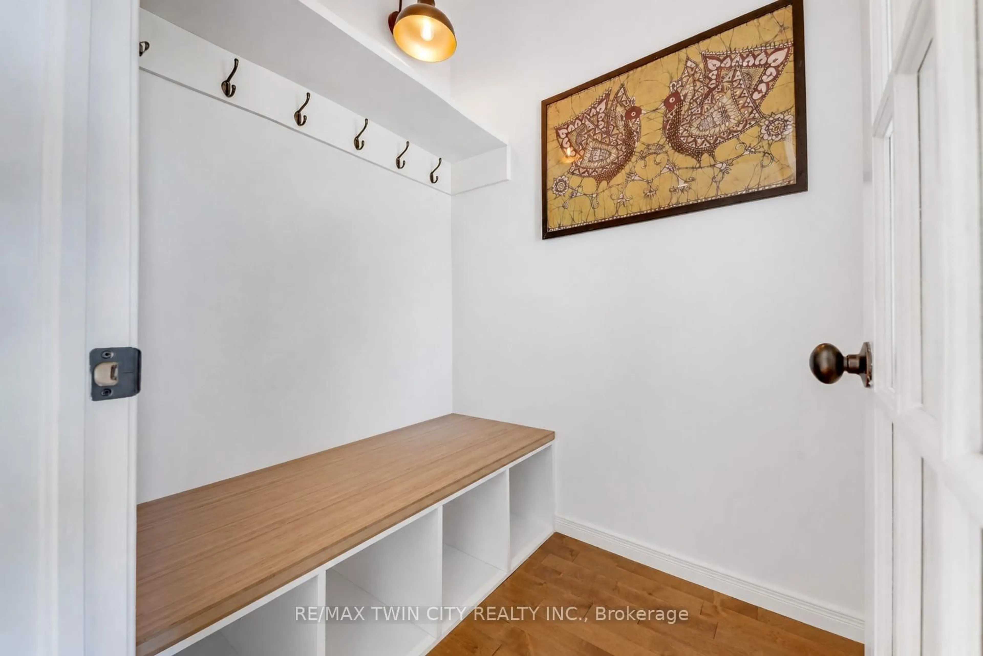 Indoor entryway for 31 Parkvale Dr, Kitchener Ontario N2R 1Z5